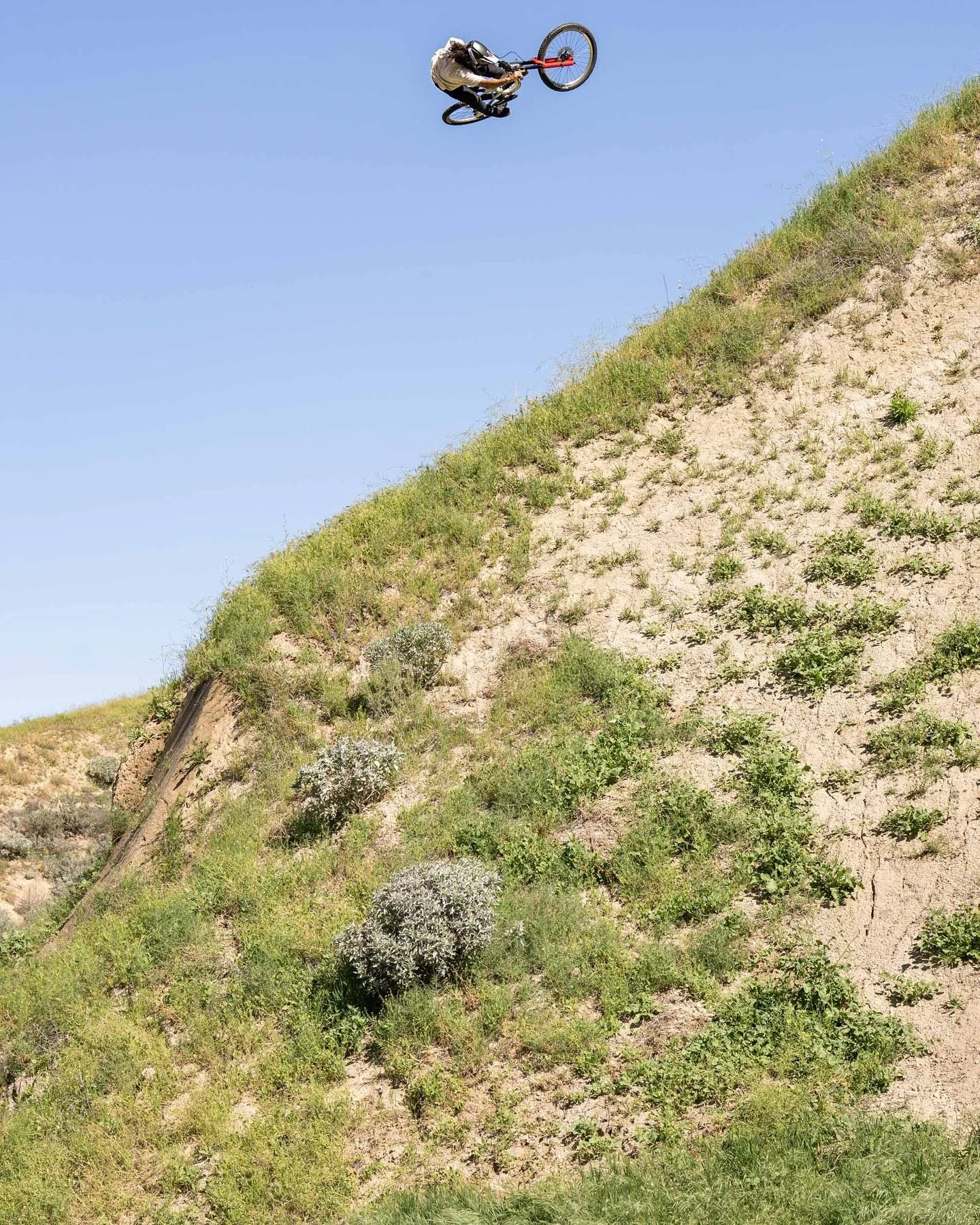 First Contact. I read about Samy Mercado aka @RocksDirtAnd.Bones in @BetaMtb Issue 6 in &rsquo;22. This Spring, we finally met in the vibrant hills of So Cal. A few pedal strokes in, it was clear his approach isn&rsquo;t just about riding terrain. It