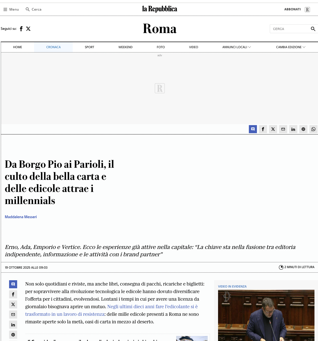 Schermata di un sito web di notizie con articolo sulla stampa e libri, e una immagine di un uomo che parla al microfono in una stanza con leggio.