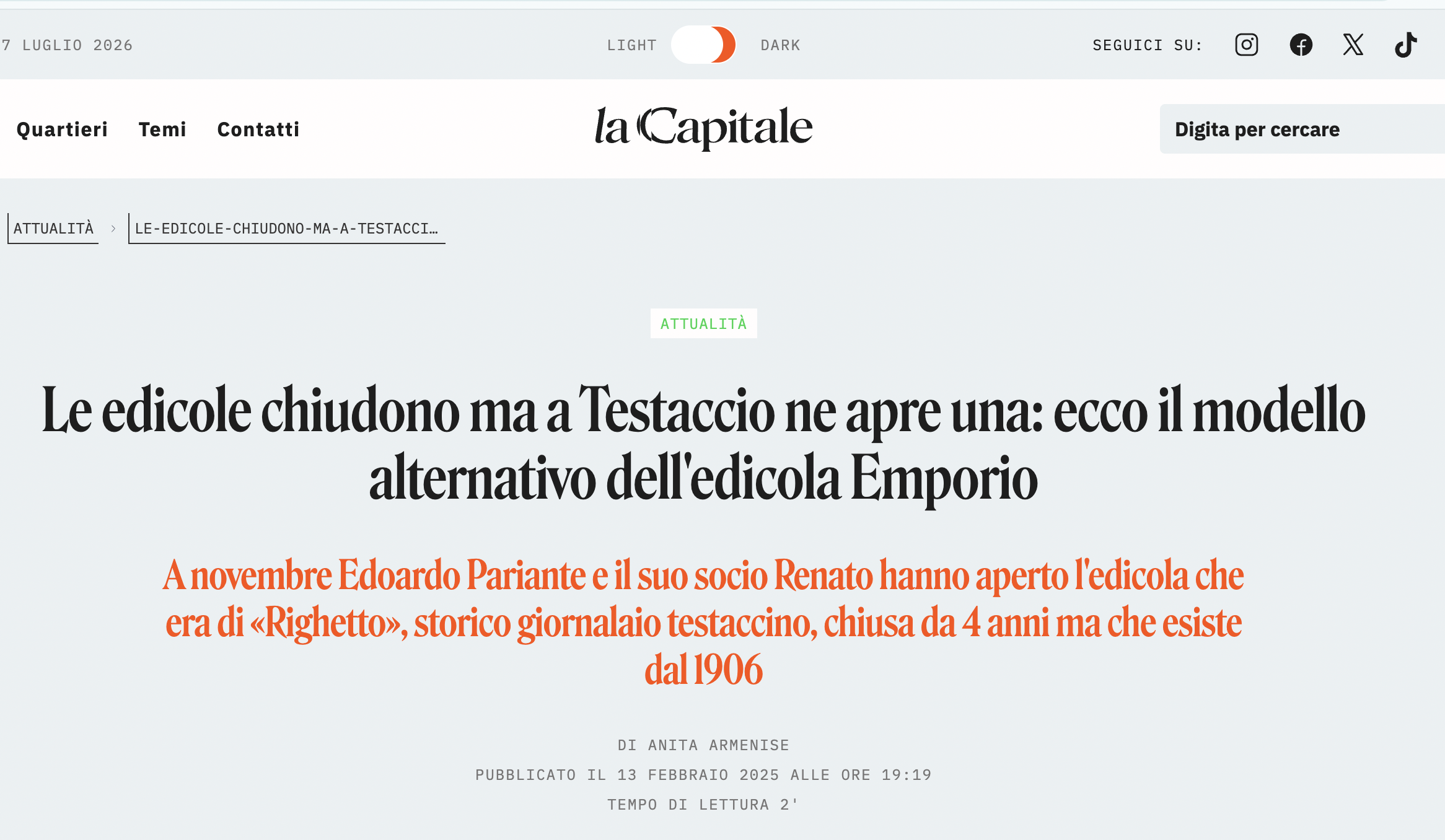 Screenshot di un articolo di giornale online intitolato 'Le edicole chiudono ma a Testaccio ne apre una: ecco il modello alternativo dell'edicolà Emporio', scritto da Anita Armenise e pubblicato il 13 febbraio 2025 alle 19:19, con un breve riassunto in evidenza in rosso.