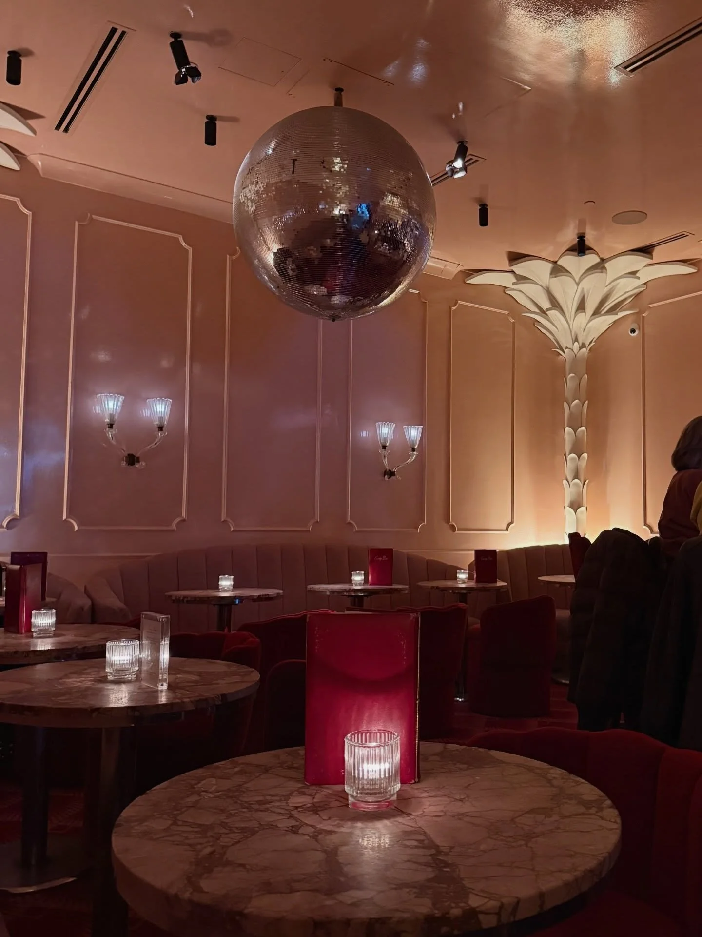 TGIF 🥂 I could use a happy hour in the perfectly pink @candybardetroit right now 💗 #designinspo #designinspiration