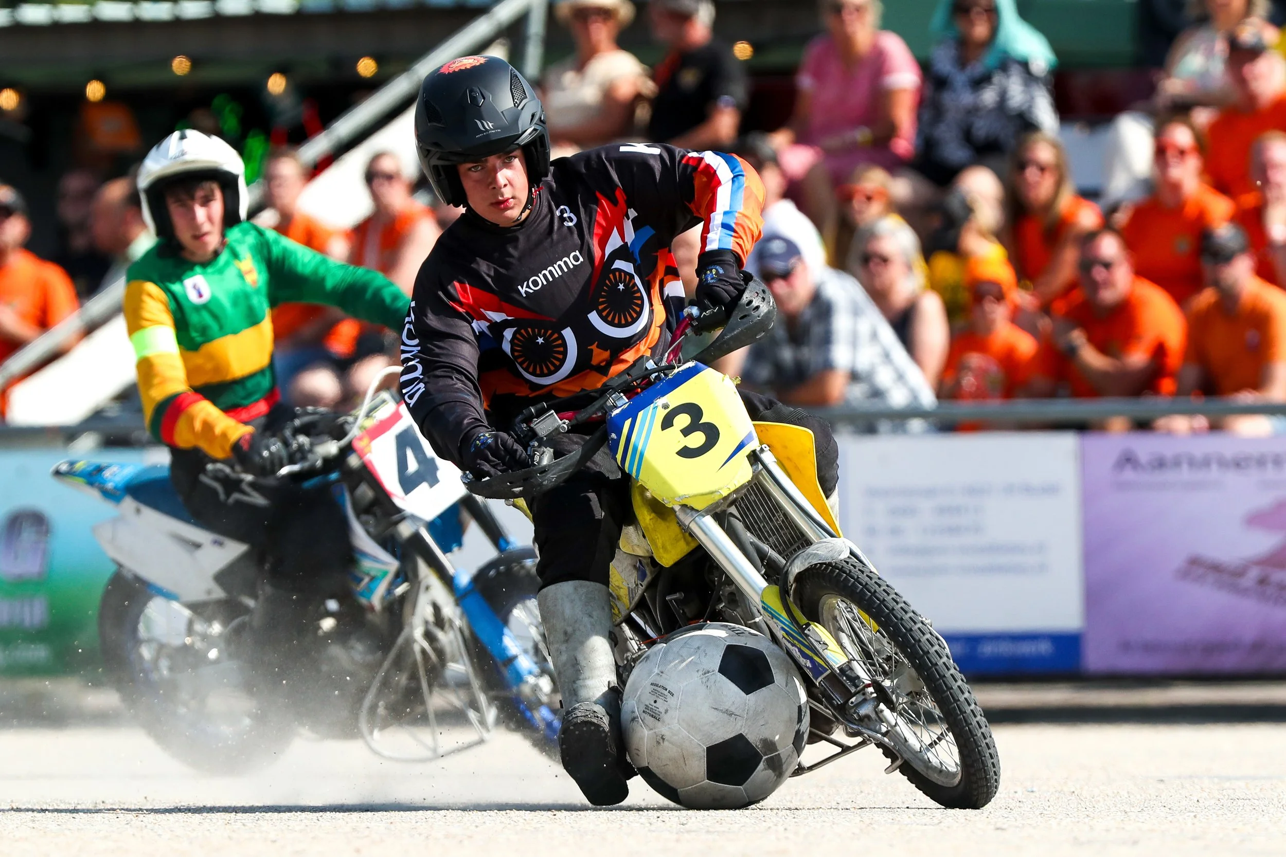 Mensen die deel uitmaken van een motoball wedstrijd op het EK in Budel met een bal