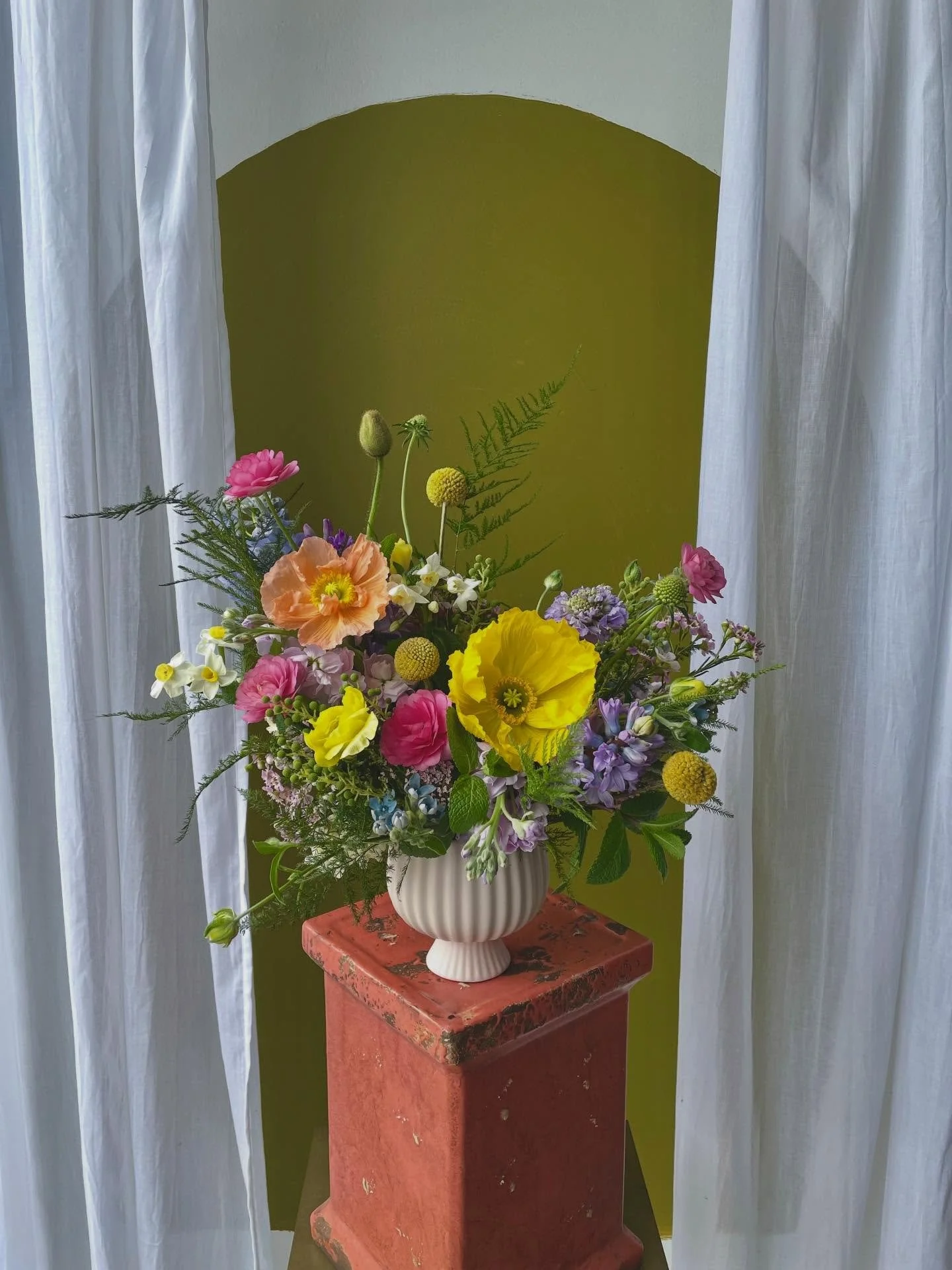 Introducing &ldquo;Fairy Garden&rdquo; 🧚 🌼 ✨ 
This arrangement is designed to capture the feeling of walking through your garden on a quiet afternoon, gathering blooms along the way. Big, small, wild, but most of all playful. This arrangement is pe