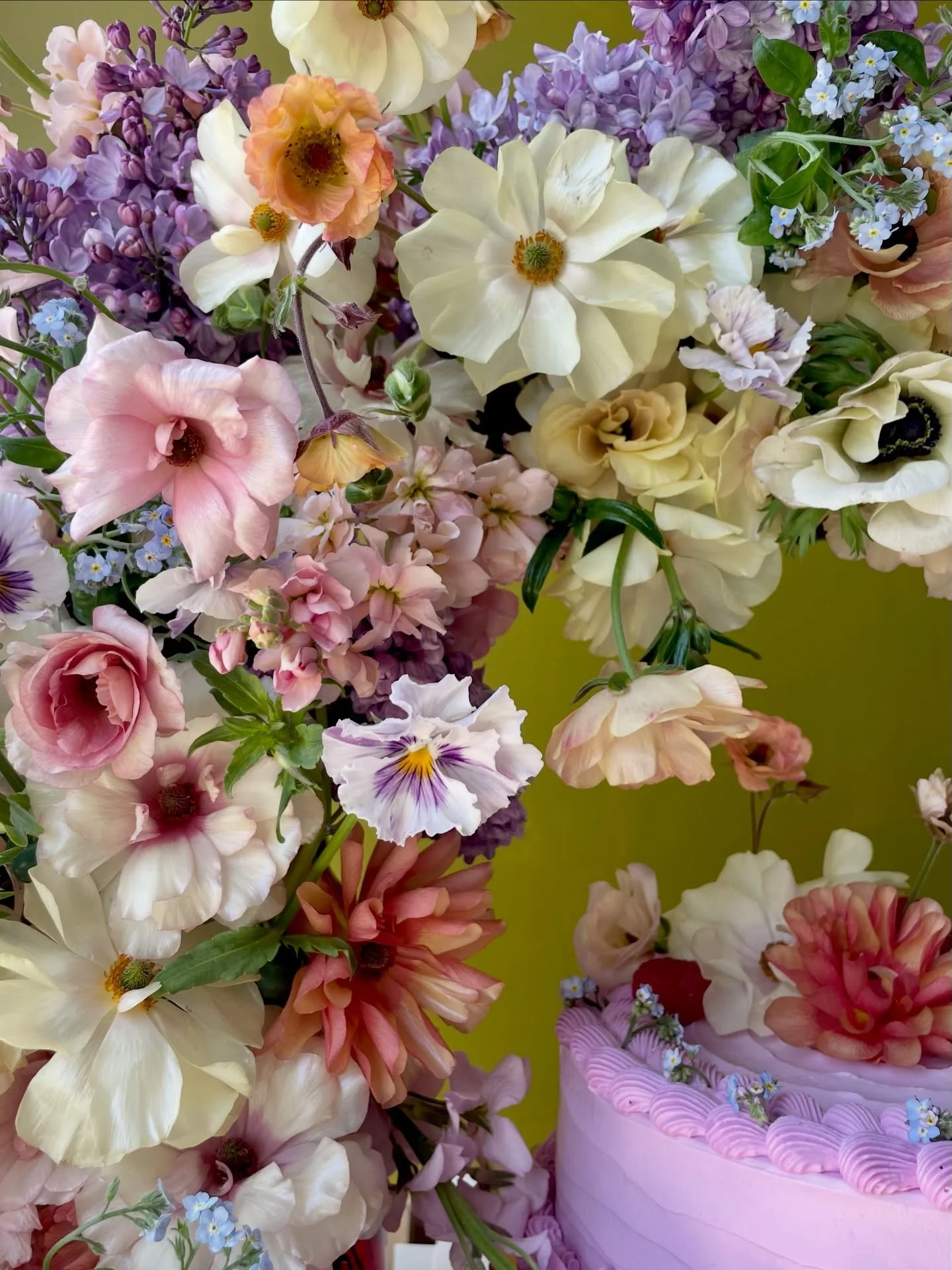 A fun project turned good excuse to buy a cake 🍰 (As if we needed an excuse to buy a cake)

Additionally, would anyone be interested in having a cake &ldquo;frame&rdquo; for their wedding? Is that a good name for it? 😄

The spring splendor is reall