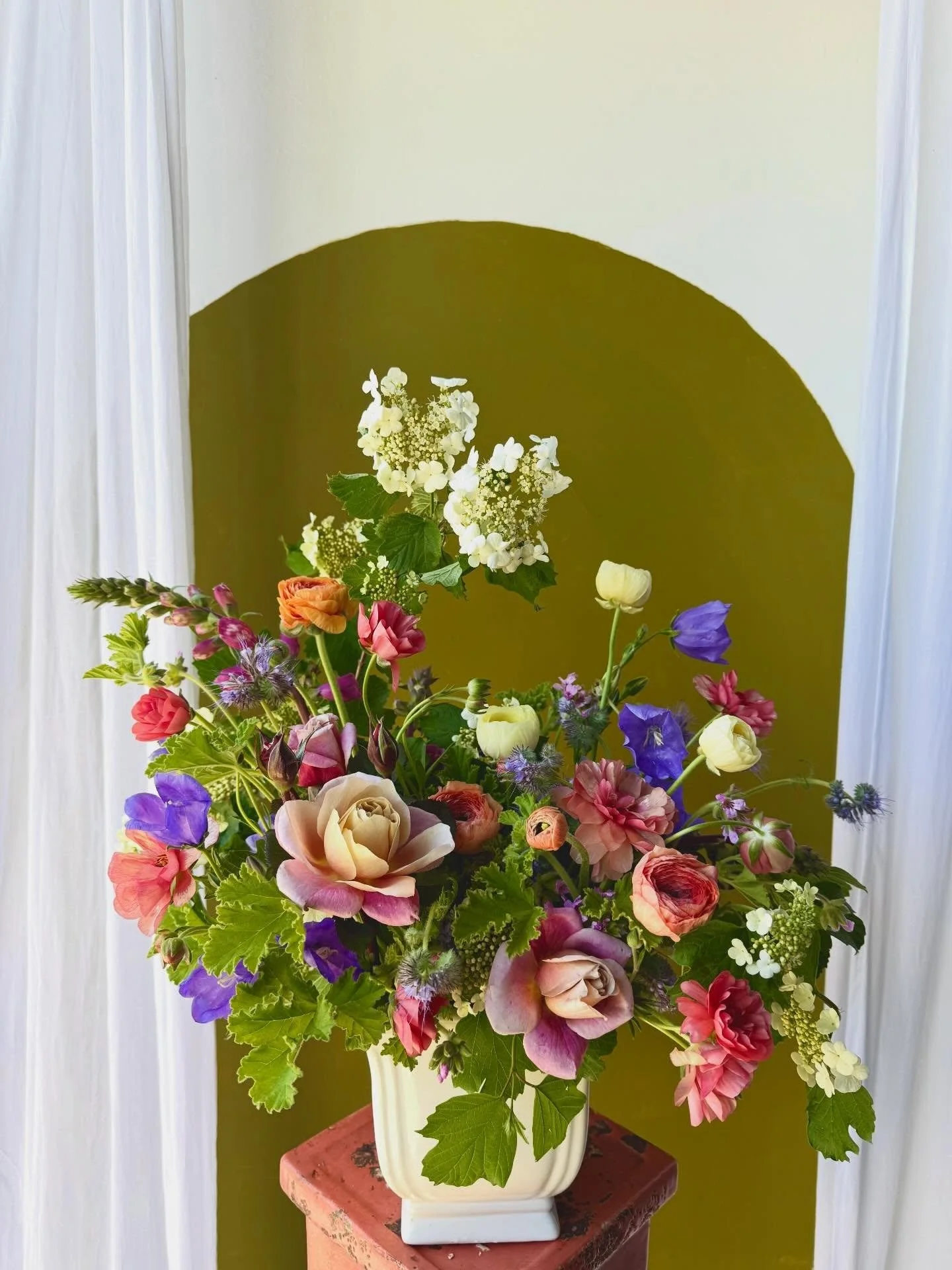 First arrangement of the flowering week! A colorful deluxe &ldquo;Thank you&rdquo; arrangement ✨ Sending flowers as a thank you is such a sweet gesture, seeing the recipient light up when they see their gift is priceless 😍