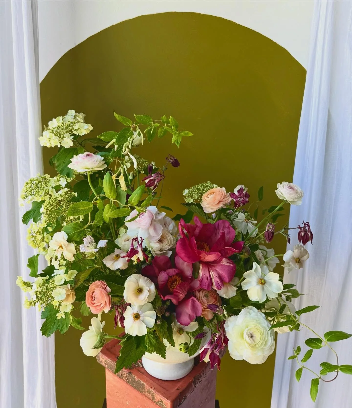 Our Mother&rsquo;s Day fresh floral offerings are live! ✨ This is our Soft Designer&rsquo;s Choice arrangement, perfect for a mom who appreciates a classy and classic color palette 🦢🌸🍰 We have very limited availability this year so get your orders