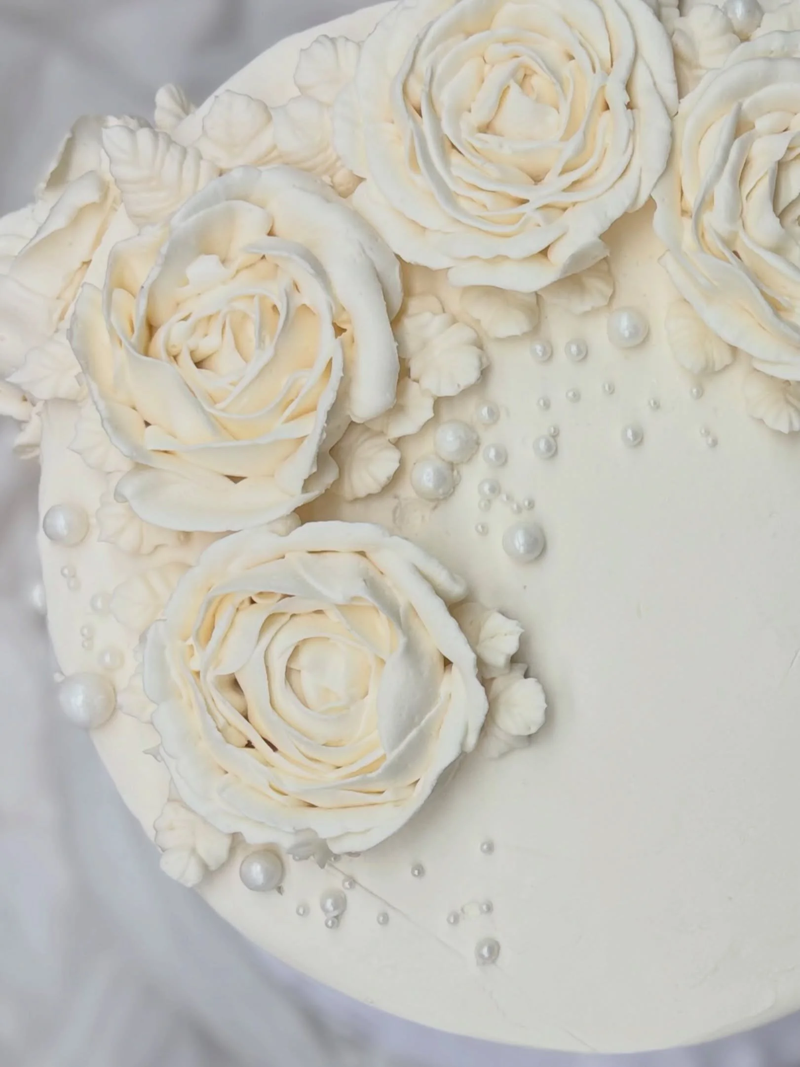 The bride said &ldquo;I want white florals and I&rsquo;m wearing pearls. The rest creatively is all up to you&rdquo;. I heart a bride who is open to a creative surprise. Pure elegance and delicate beauty emerged.