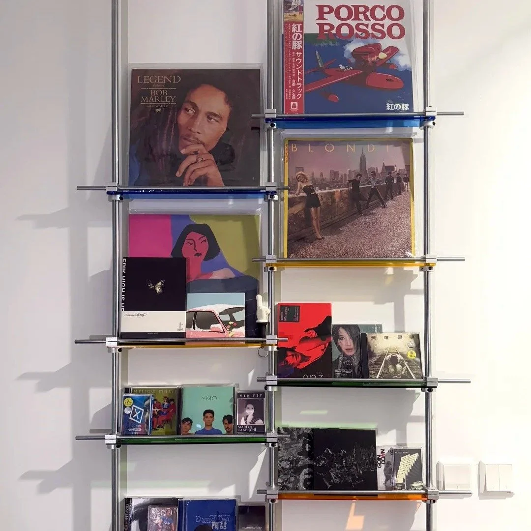 Industrial lines meet everyday use &mdash; a sturdy wall shelf built to hold both books and ideas.

#diyfurniture #furnituredesıgn #homediy #homediy #storagesolutions #interi&oslash;rdesign #metalfurniture #pegboard