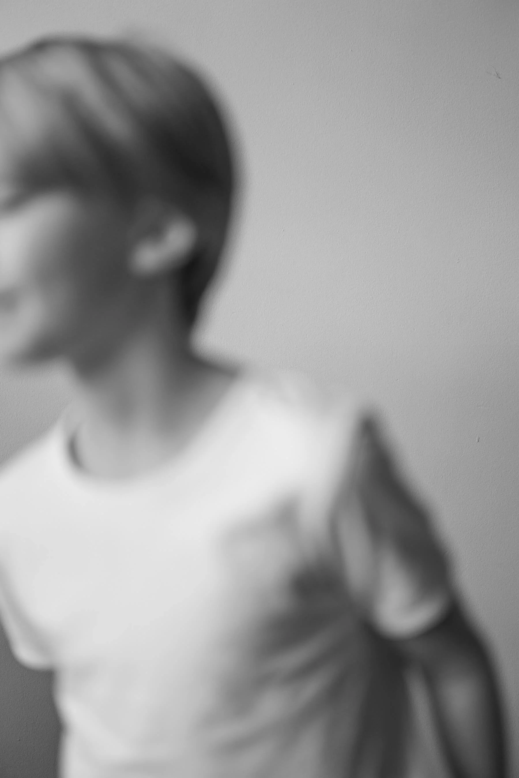 Abstract black and white portrait with motion blur during a photo session by Studio Trois Pommes