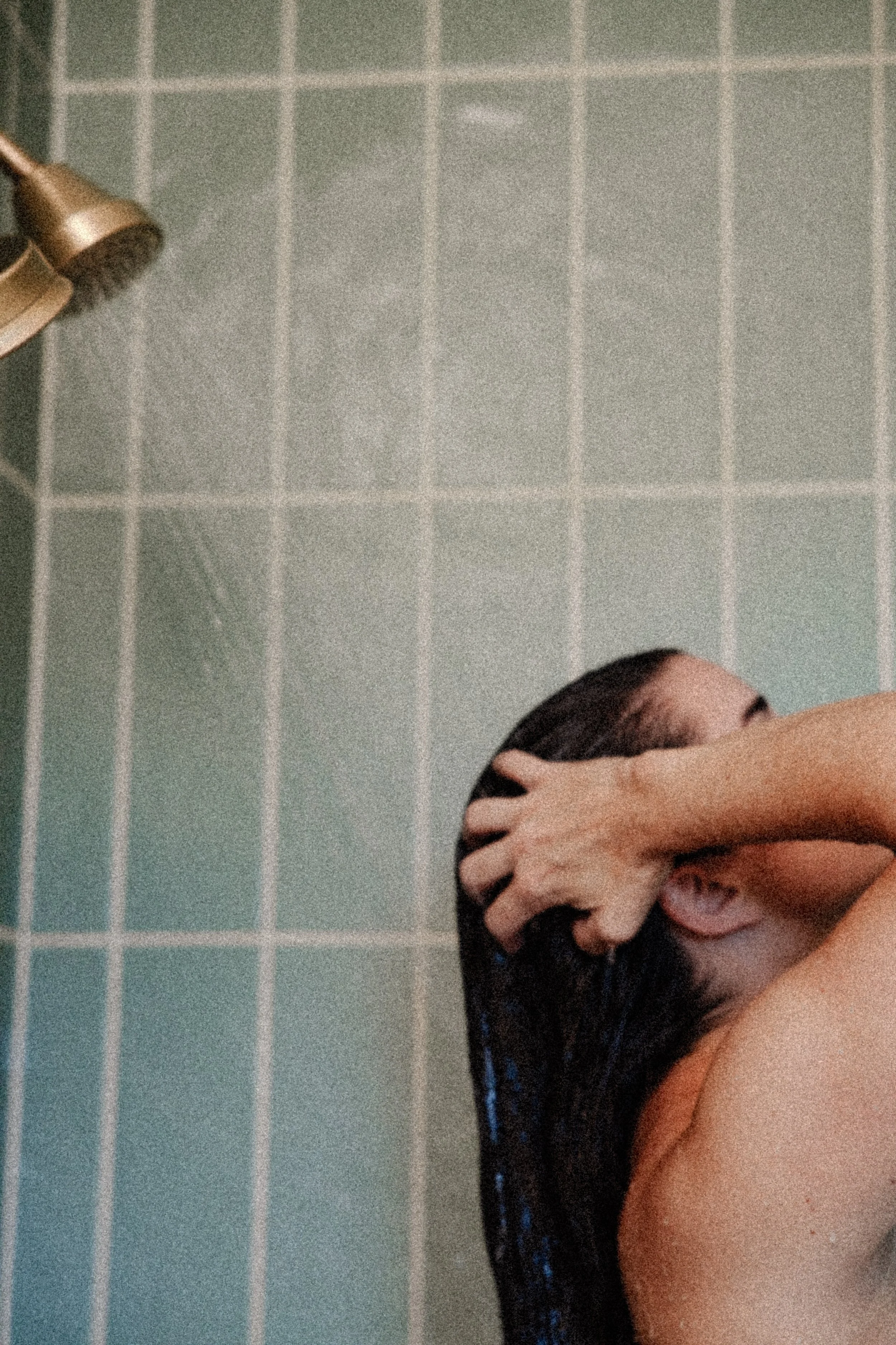 Solid Shampoo Bar vs Liquid Shampoo: Why Weight in Your Hand Changes Everything