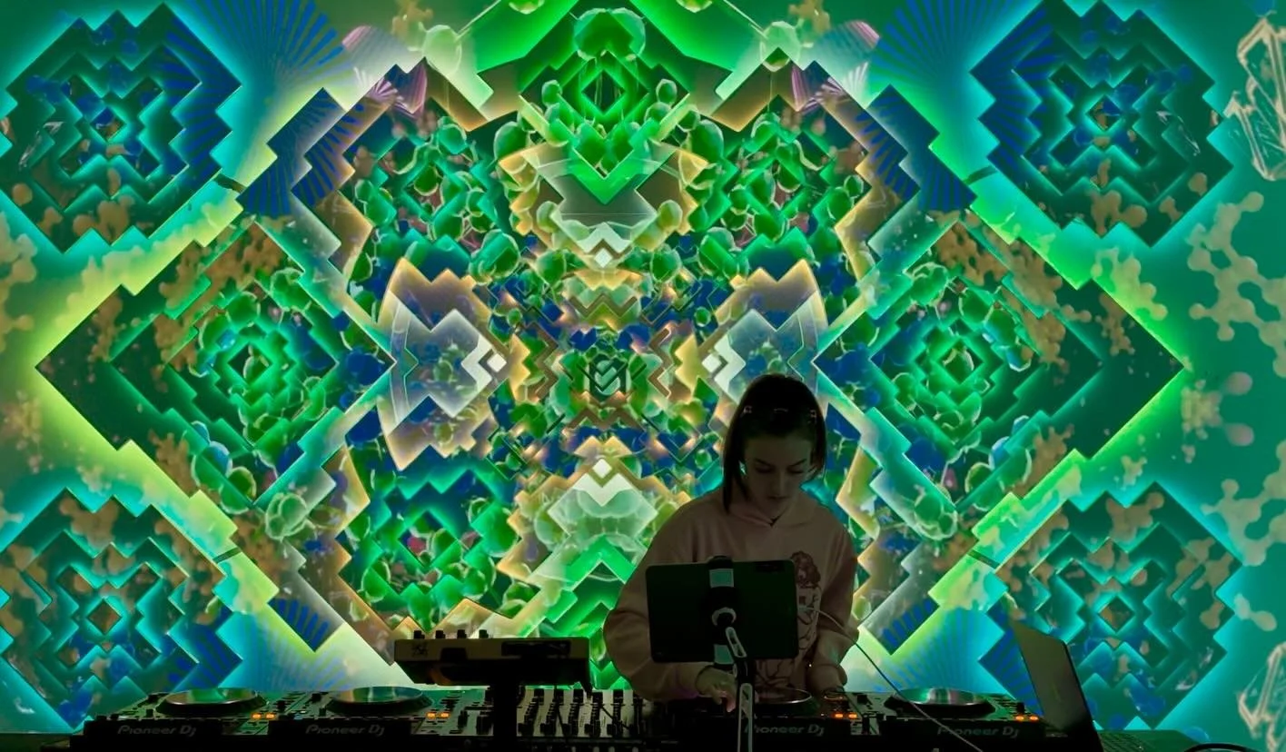 Hello everyone! We are The Breakbeat! An immersive 3D audio, visual, lighting, and multidimensional art experience brought to you by the Reynolds family. @zbird9 @modelody_  and @takethecuteroute!  We would like to thank @brownnoteproductions for the