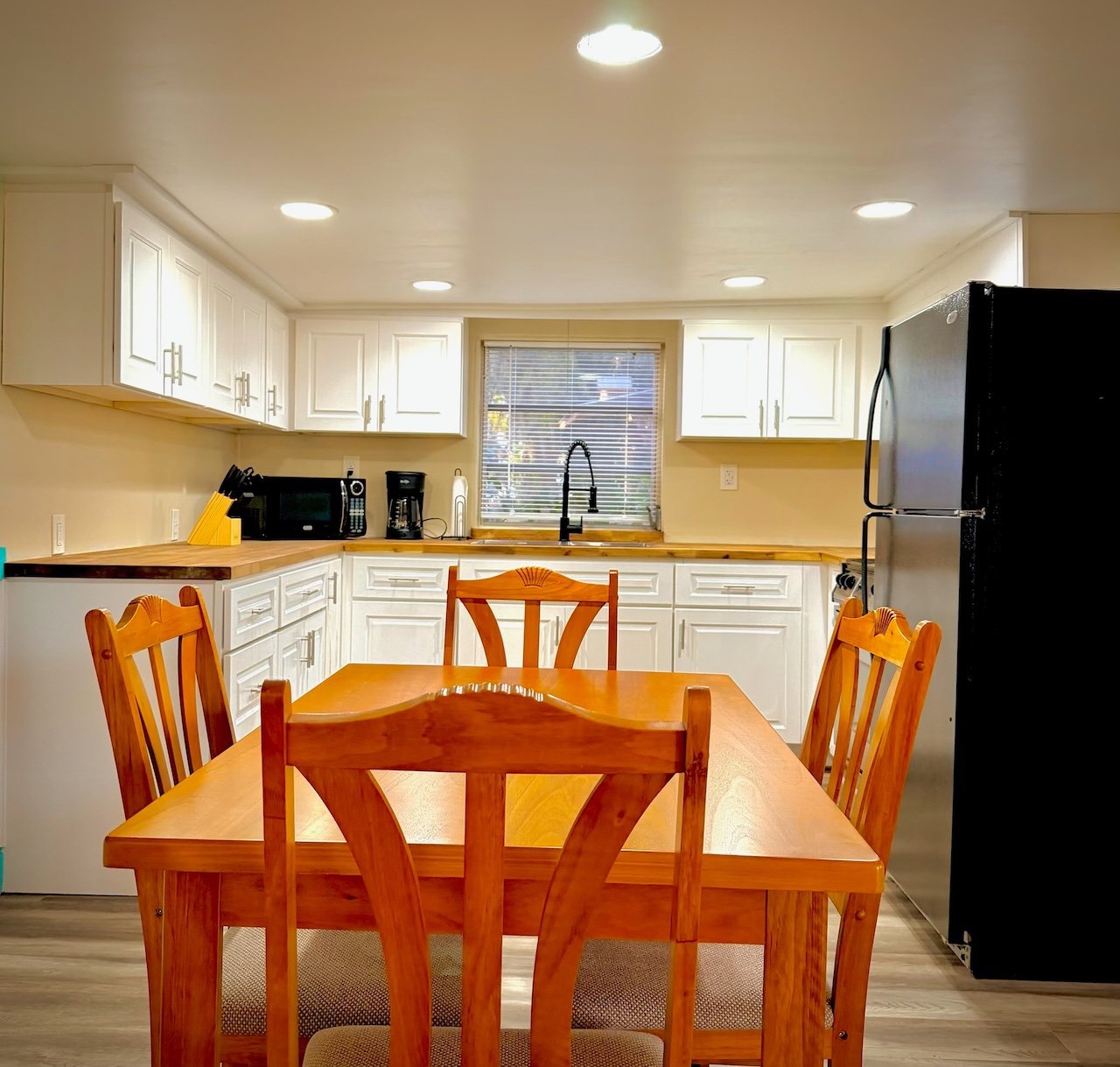 lodging_cabin 4 kitchen