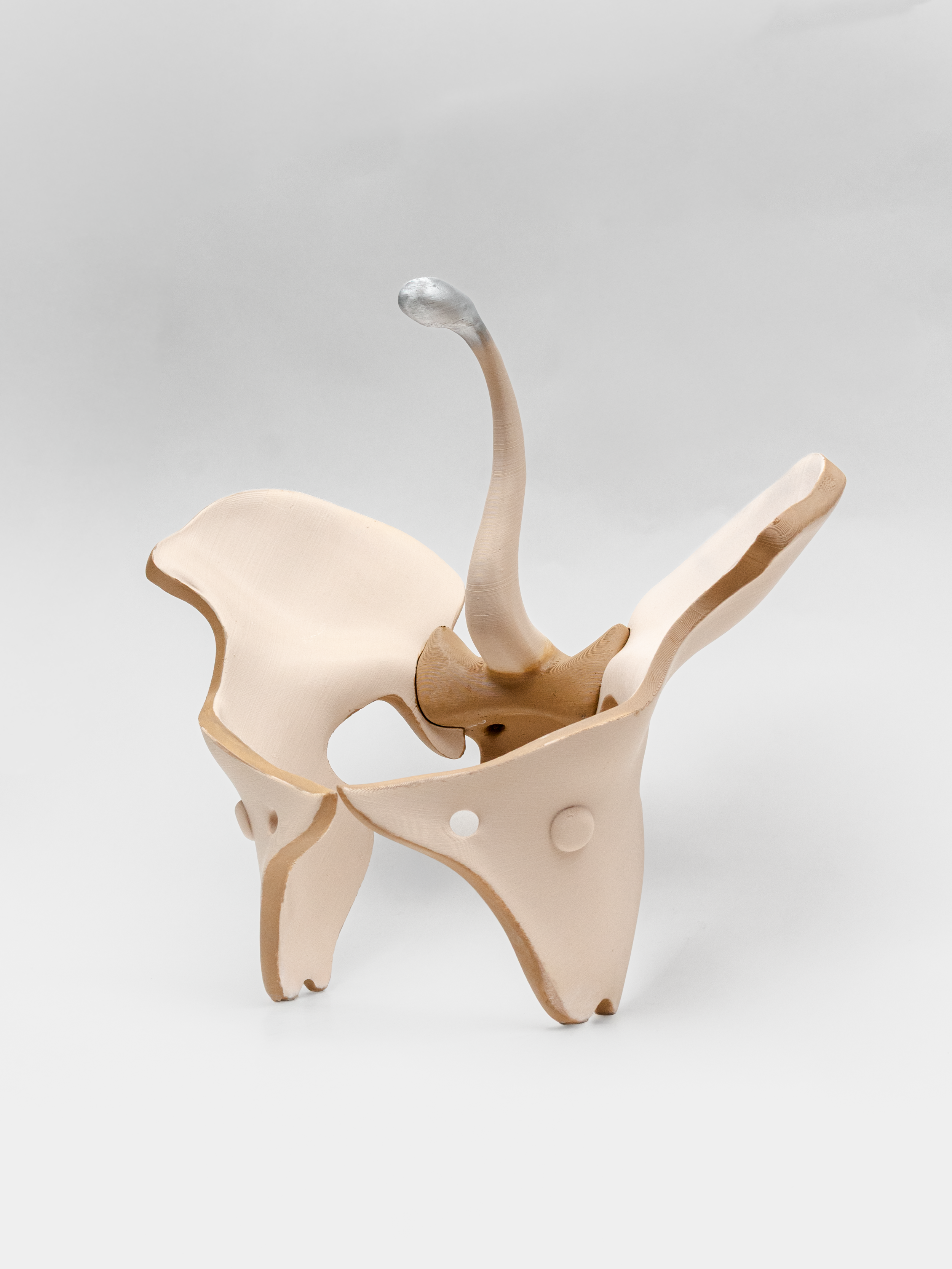 “Exoesqueleto”, 2021 (impresa 2025), 3D PLA, pintura de poliuretano, 30 cm. x 30 cm. x 20 cm.