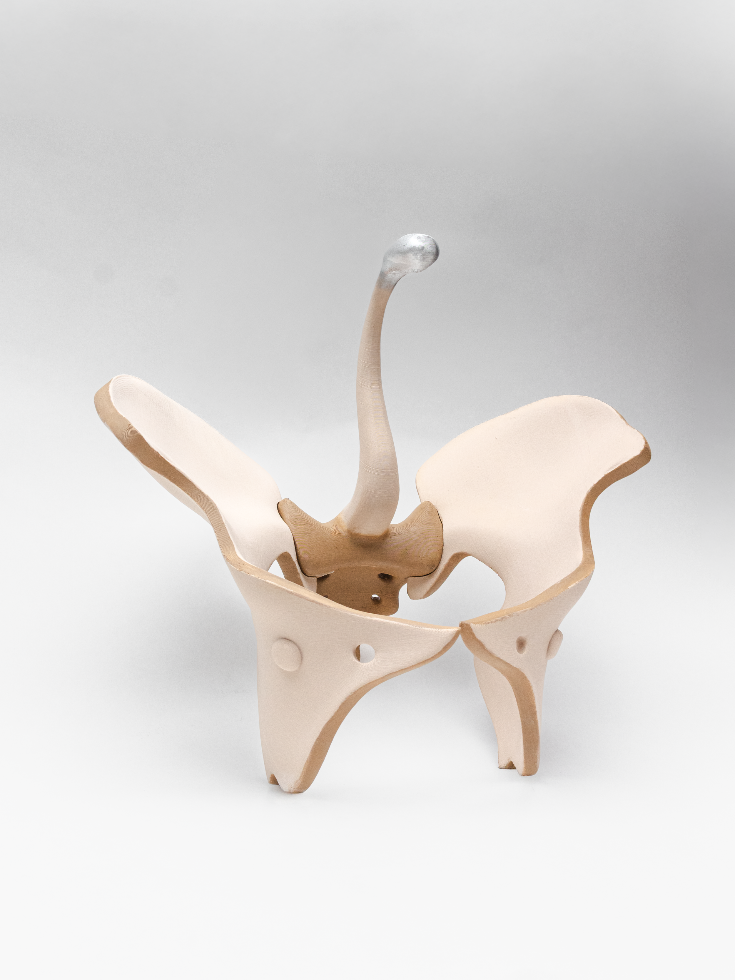 “Exoesqueleto”, 2021 (impresa 2025), 3D PLA, pintura de poliuretano, 30 cm. x 30 cm. x 20 cm.