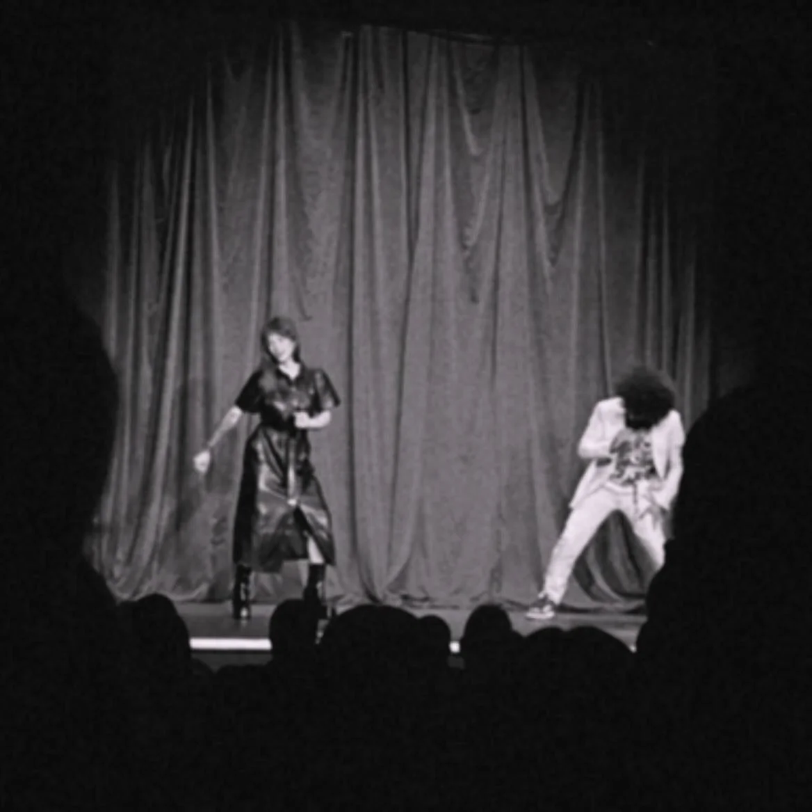 Thank you to everyone who came to my biggest @degenerates_comedy show yet, the night would be nothing without you 😭 200 queer people packed into an old theatre built for Shakespeare performances, whilst we dressed up like sharks, floated across the 