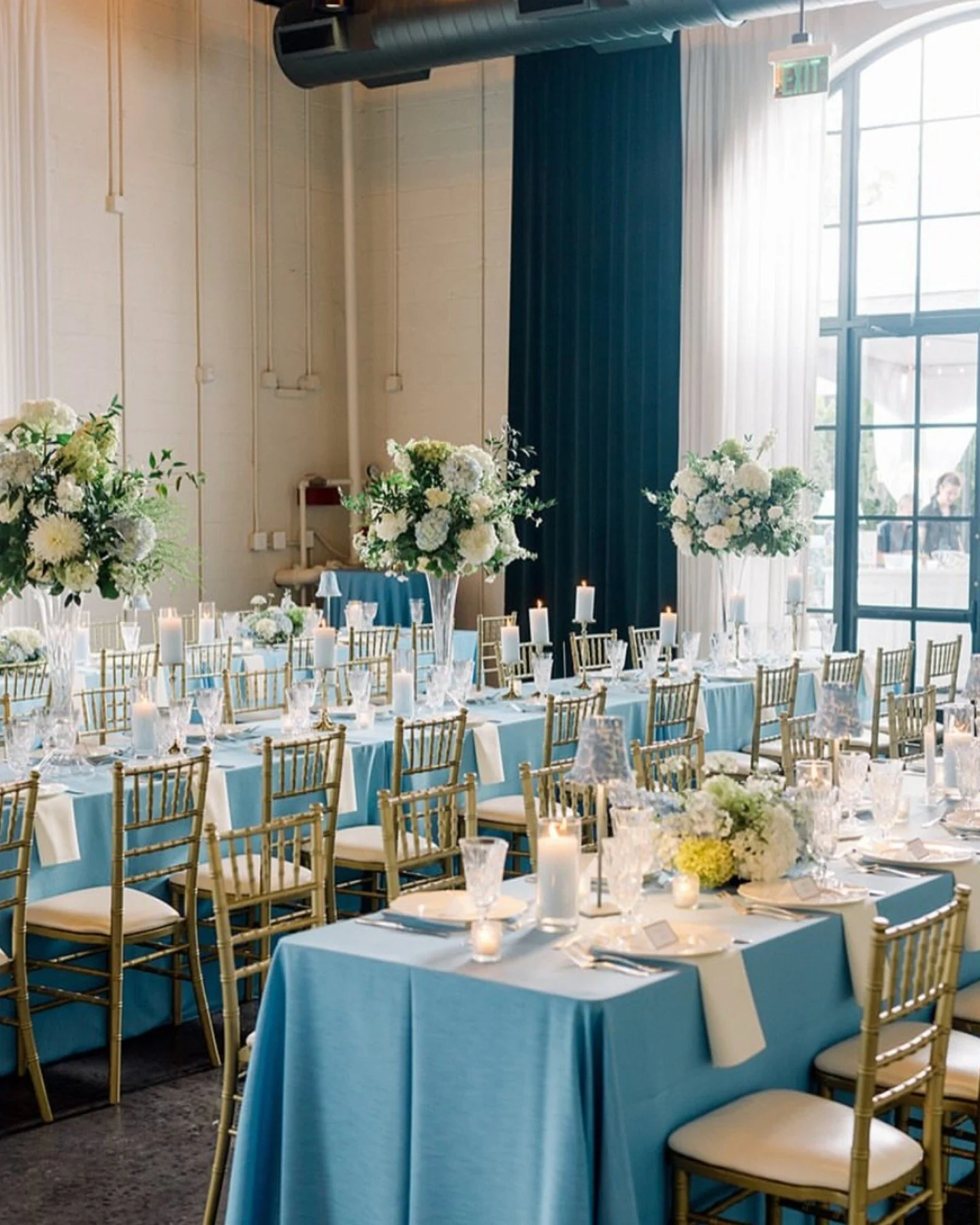 Using blue in your wedding decor 🩵

Selecting blue as your wedding's accent piece creates a peaceful, relaxed ambience without trying too hard. 

Pairing it with softer colors, like cream, allows it to pop. To bring this to life, pick a couple of pi