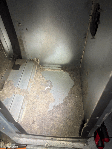 Før og etter bilder i forbindelse med rengjøring av ventilasjon i en brønnbåt. Her er det en varmeveksler som er helt tett