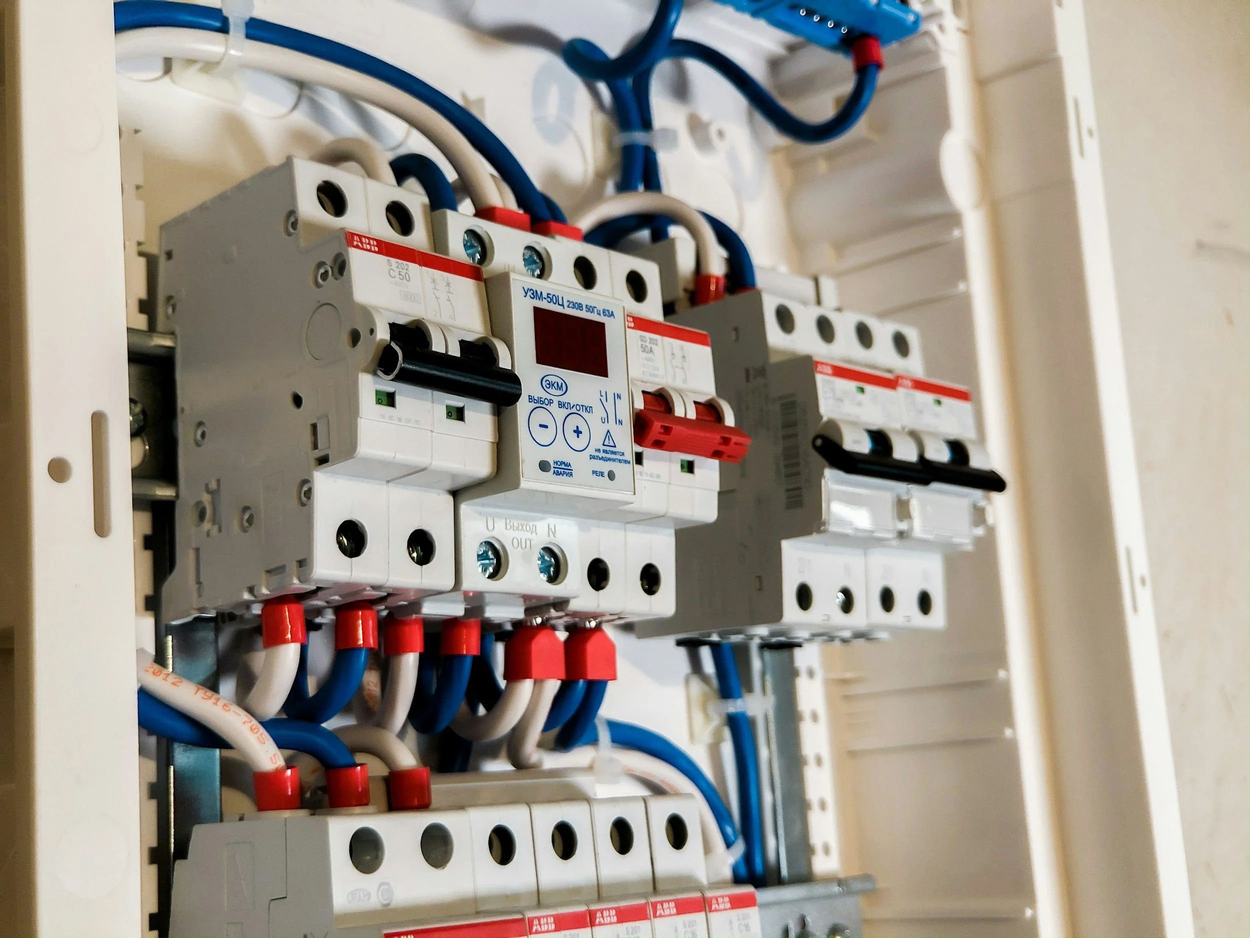 Elektriciteitszekeringen en bedrading in een elektronicabox.