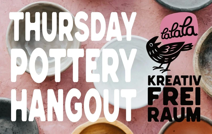 Tägliche Termine: Donnerstag, Töpfer-, Hangout-Event, Kreativfrei-Raum, Illustration eines Vogels mit Sprechblase 'lalala', auf einem Tisch mit verschiedenen Töpferwaren
