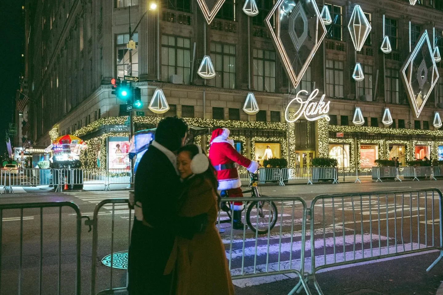 Sometimes Santa is in the North Pole, sometimes Santa is putting gifts under your tree, sometimes he&rsquo;s not too busy so he&rsquo;s taking a nice bike ride in nyc in front of the Saks christams lights. 🎅🏻

Might be my favorite photo ever? This 