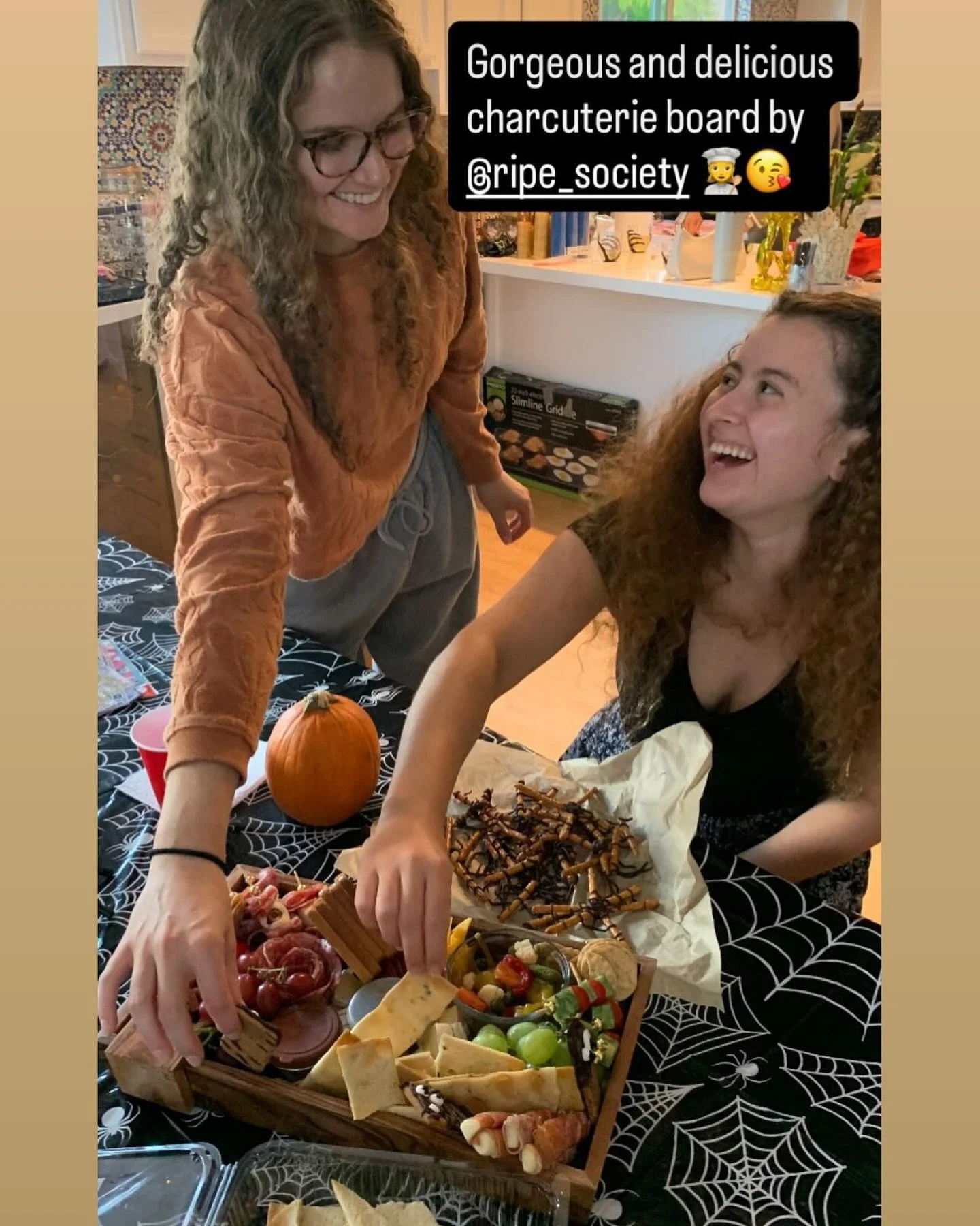 There is nothing better than seeing our customers enjoy our spreads. 🙏  #cheese  #halloweenfoodssd #charcuteriesd #sandiegofoodie #healthybutfunsd #sandiegoeats #glutenfreegrazing #gfsandiego #sandiegogf #glutenfreecharcuterie