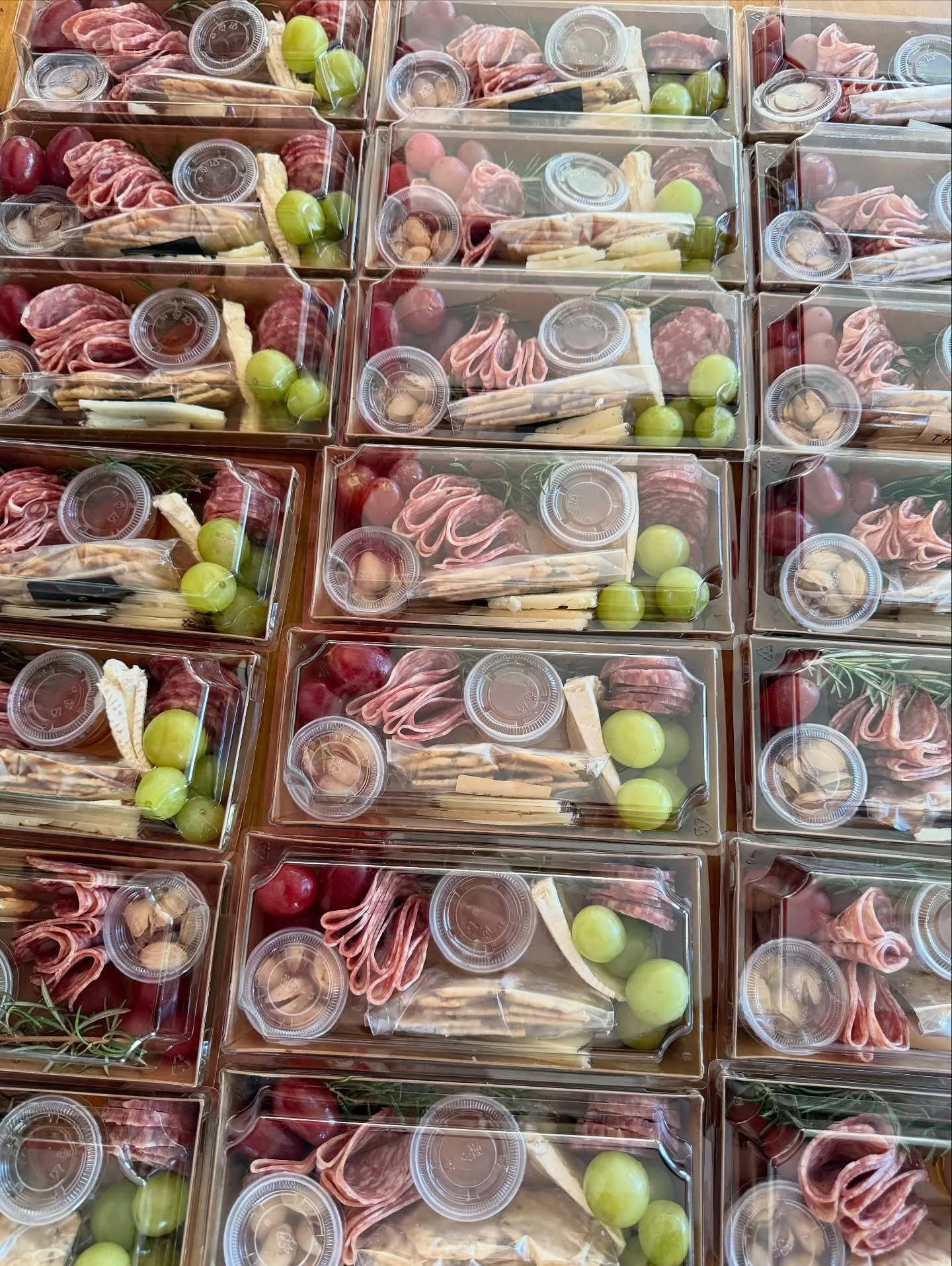 It's that time of the year. #holidaycharcuteriesd #sandiegoeats #glutenfreeliving #charcuterieboardssandiego #ripesociety #sandiegofoodie #cheeseplease