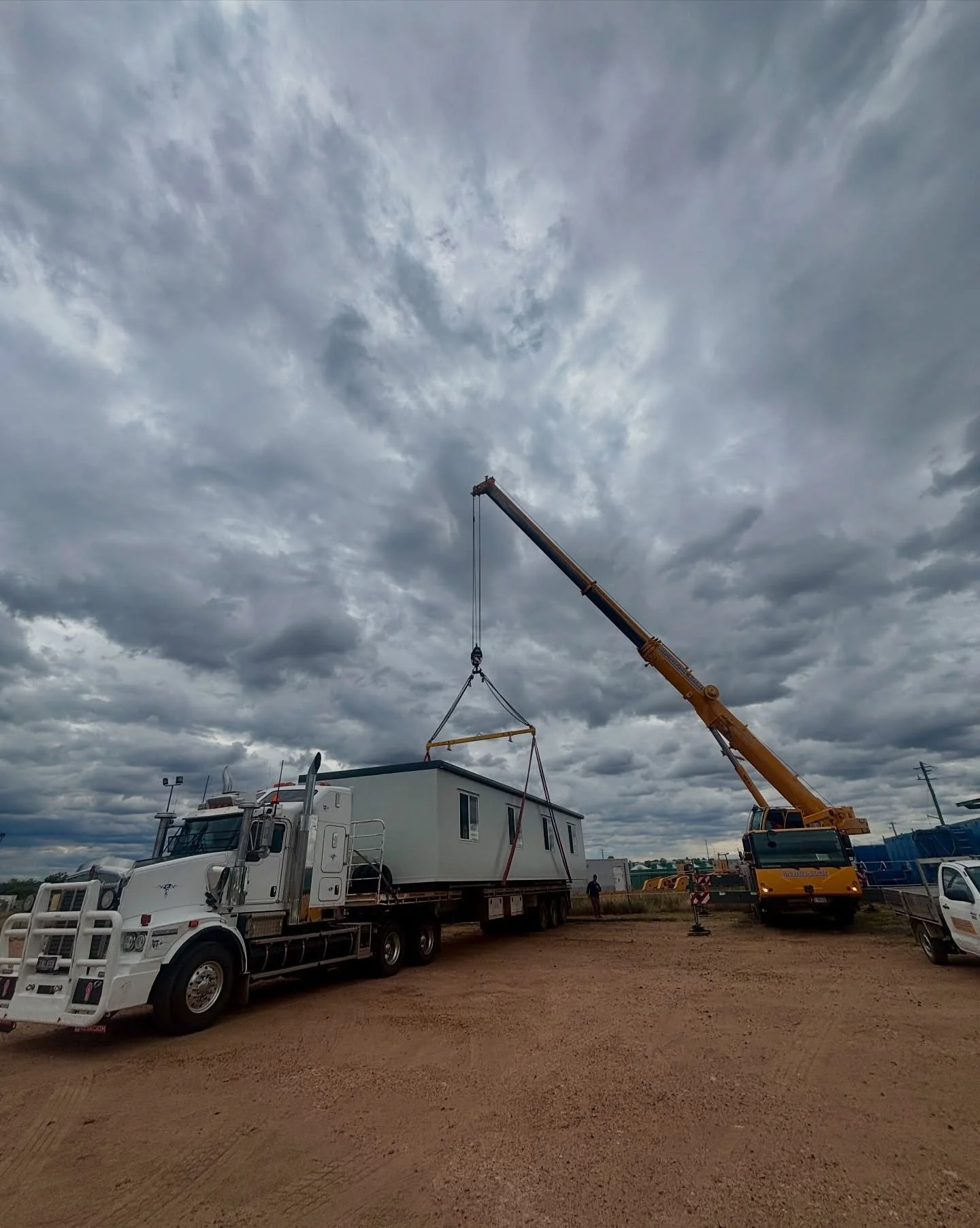 A bit of excitement in the yard this afternoon as our new office addition arrived on-site 🏗️🤩

Thanks to Trent from T&amp;L All Freight &amp; @universalcranes for making this a smooth transition for our growing team 👏🏼

-
-
-

#suffcon #newoffice