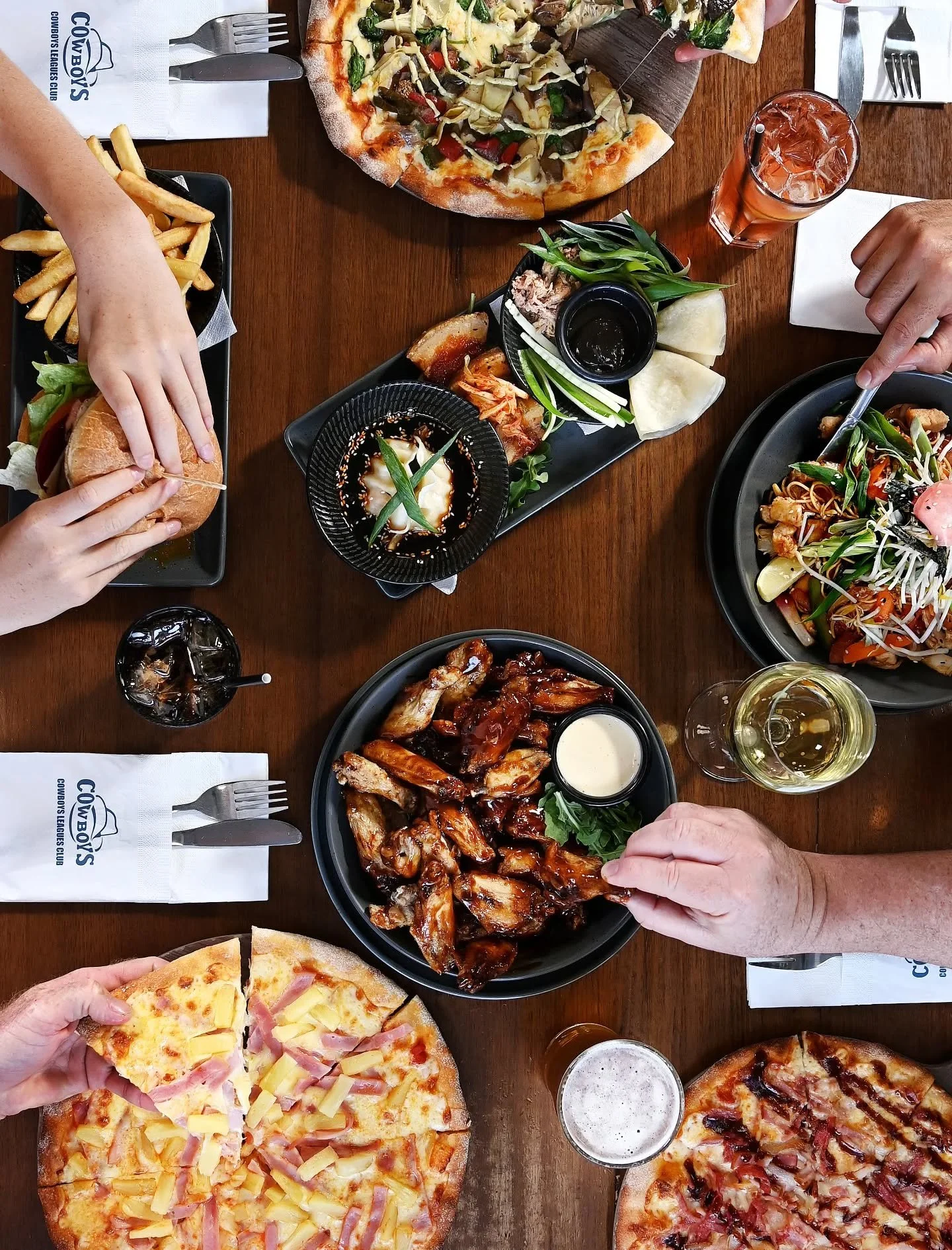 There&rsquo;s something special about sharing a meal that feels effortless and familiar. 🍕 

From fresh flavours to thoughtful presentation, 
the @cowboysleaguesclub  menu is full of dishes made to be enjoyed. 

#shaekphotography #townsvillephotogra