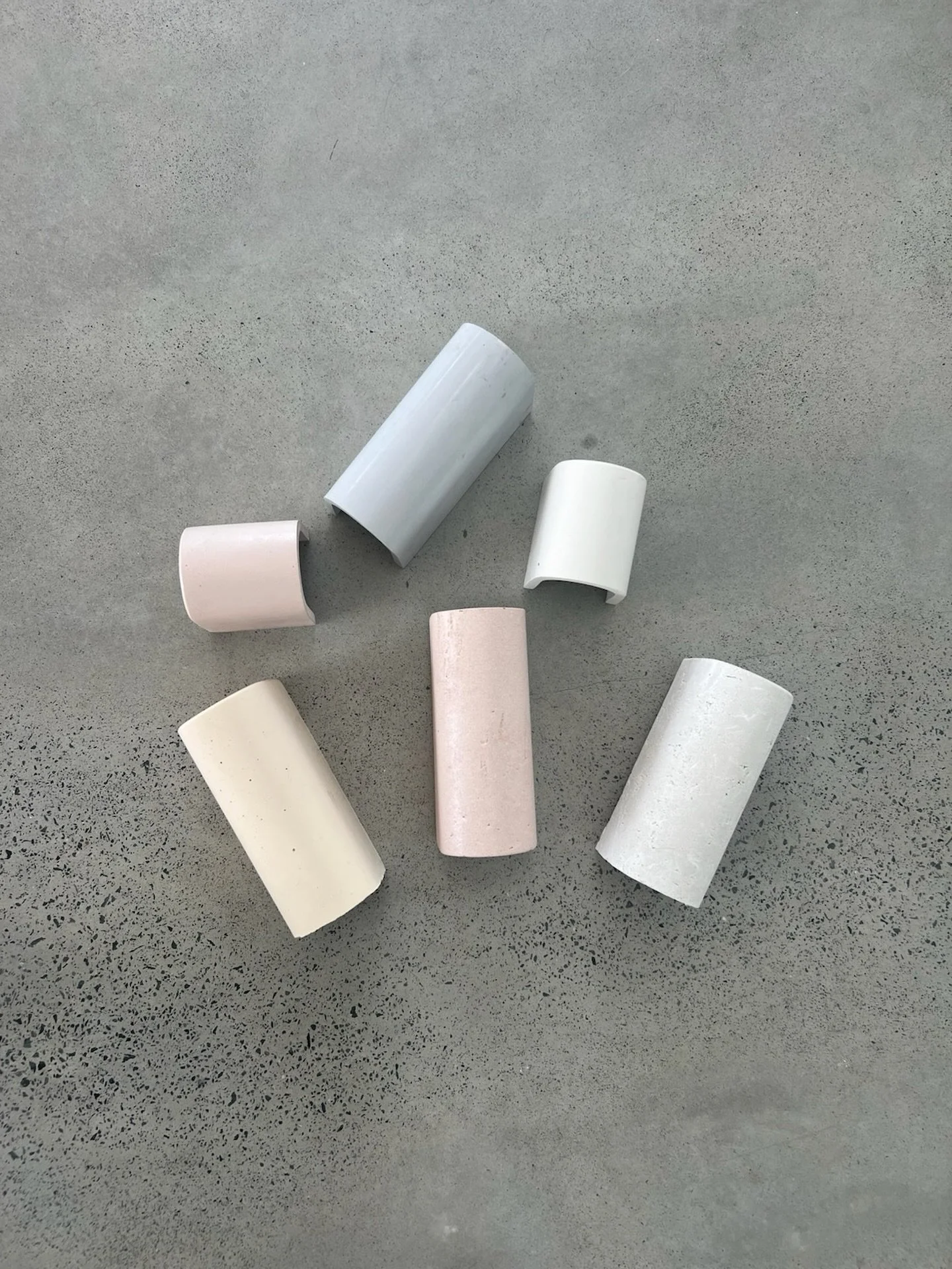 R&amp;D is in full swing at Arce&egrave;.
We&rsquo;re fine-tuning every detail&mdash;oxide percentages, water loading, fibre ratios, curing time, mould condition, temperature, and release. Each sample gets tested for density, colour stability, and su