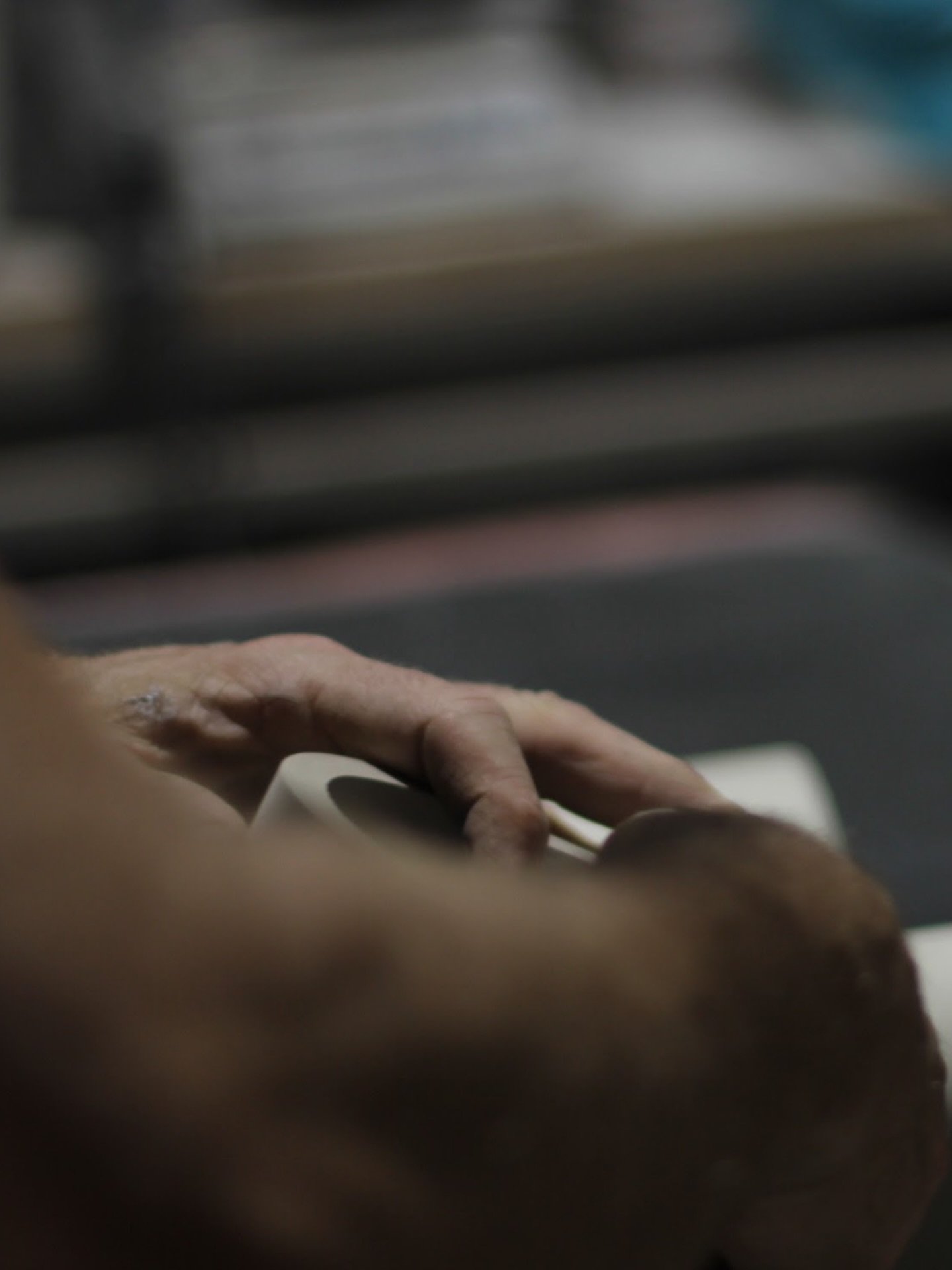 Every Arc&eacute; piece passes through real hands.
Texture, weight, edge radius &mdash; nothing automated.
Concrete becomes sculpture. Sculpture becomes lighting.