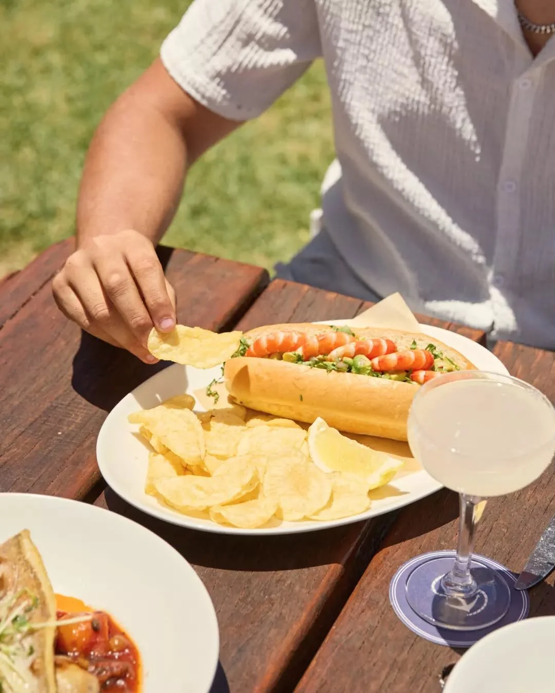 A coastal classic.

Fresh roll, prawns, avocado, cos and cocktail sauce, served with crisps. 🦐