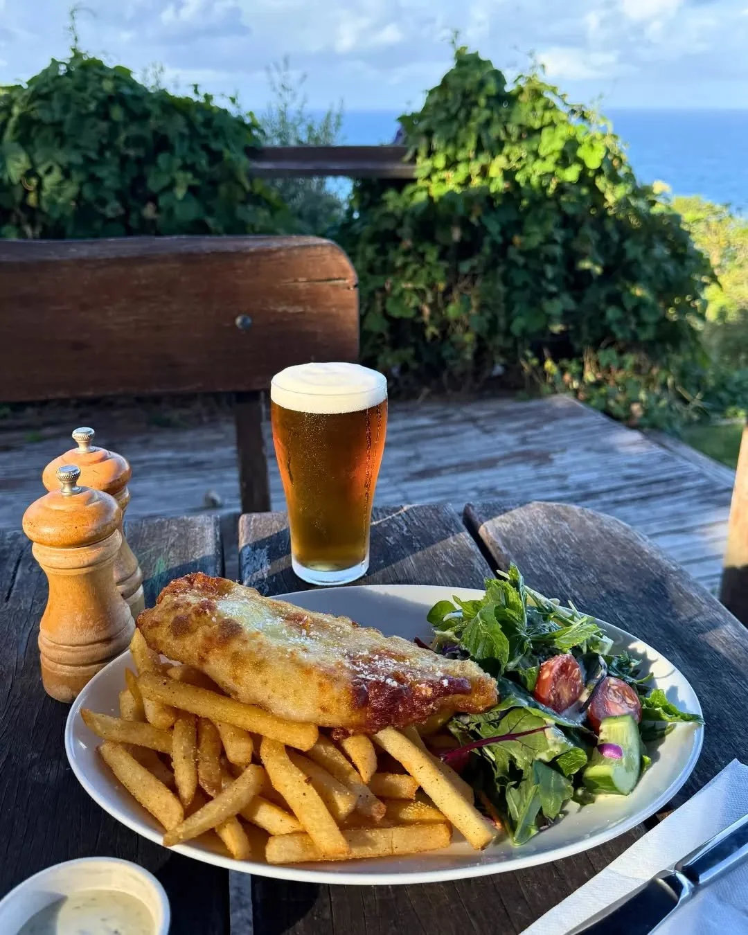 Fresh fish and chips, a cold beer and clifftop views at The Scarborough 🍻🌊