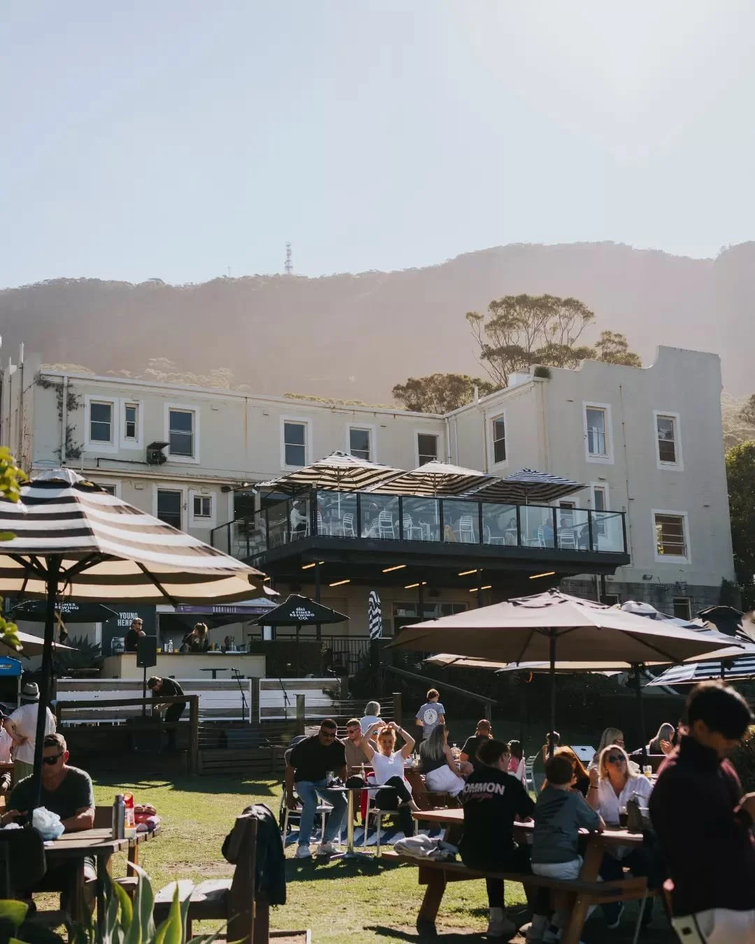Perched between the ocean and the escarpment, there&rsquo;s nowhere quite like the clifftop at The Scarborough Hotel 🌊🍻