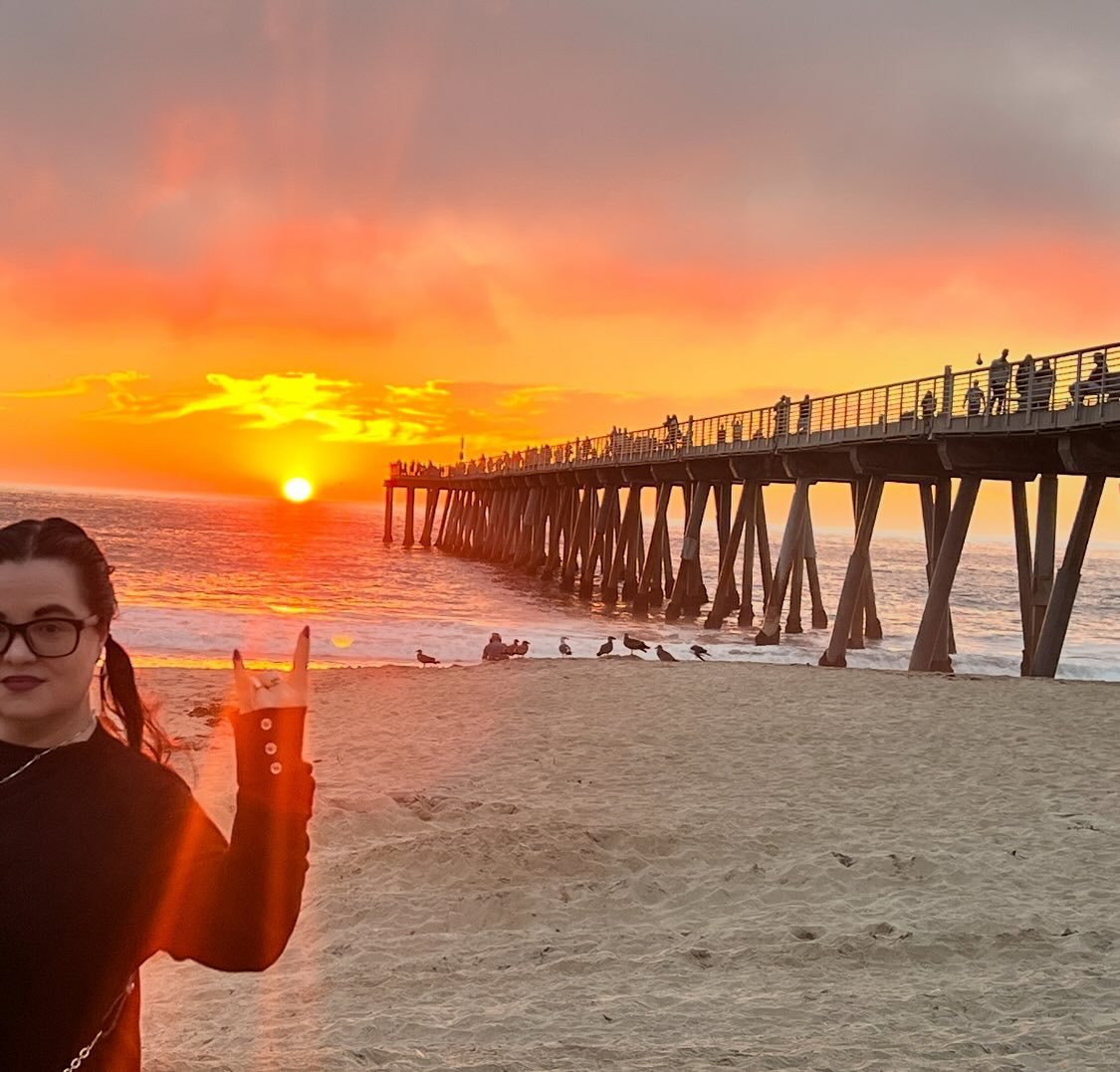 Happy Thanksgiving to all the rays of sunshine in our lives 🖤
*
*
*
*
*
*
*
#familyandfriends #gathering #garagepunk #femalesinger #punkgirl #darkwave #femaleguitarist #synthmusic