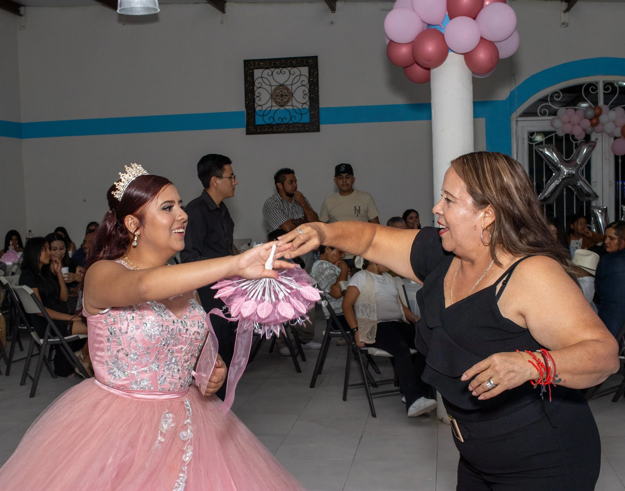 En las imágenes del baile, capturamos el dinamismo del evento. Buscamos congelar la energía y espontaneidad del momento, transmitiendo alegría y movimiento.