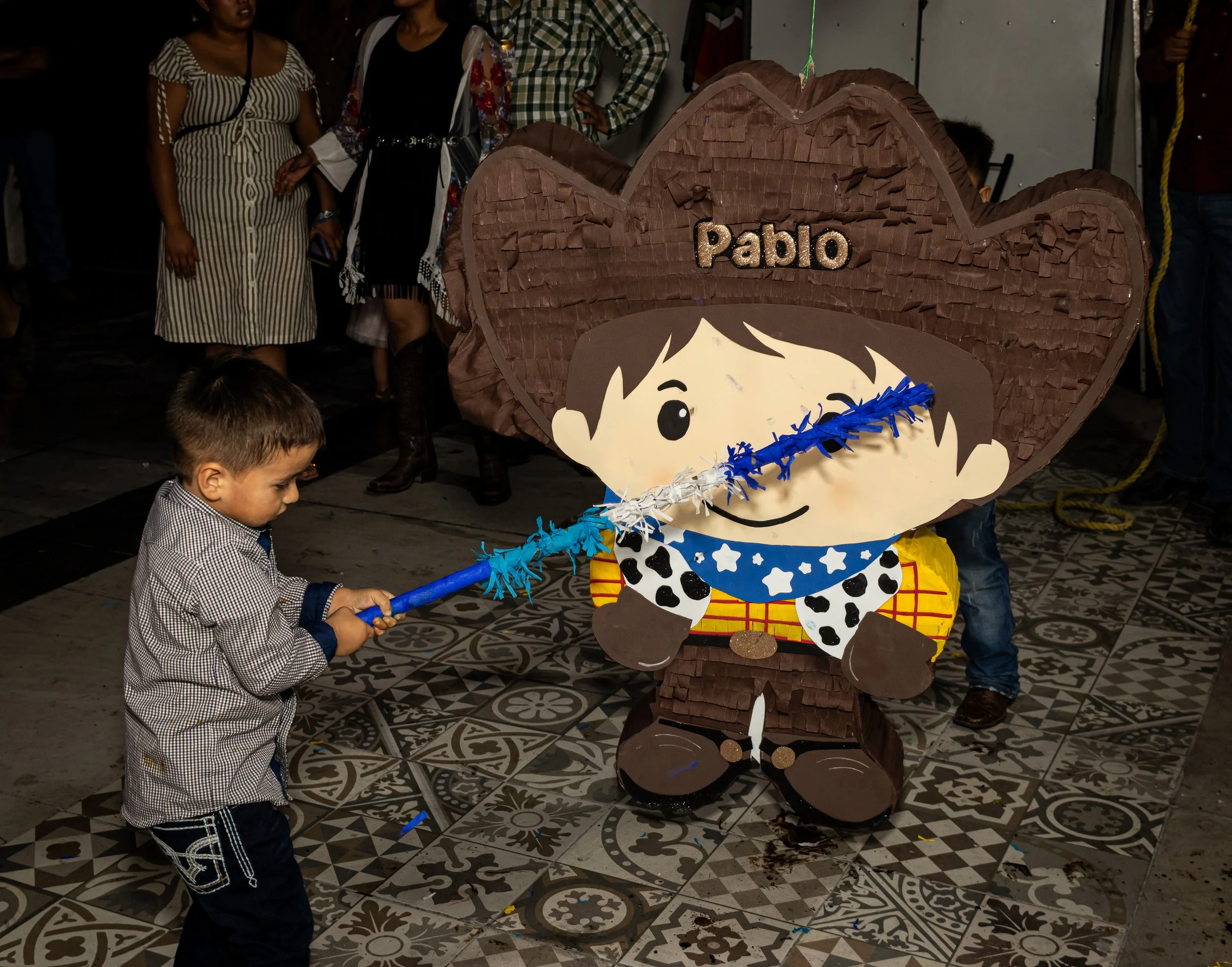 Congelamos el momento clave de la piñata con obturación rápida y encuadre dinámico, transmitiendo energía y alegría infantil.