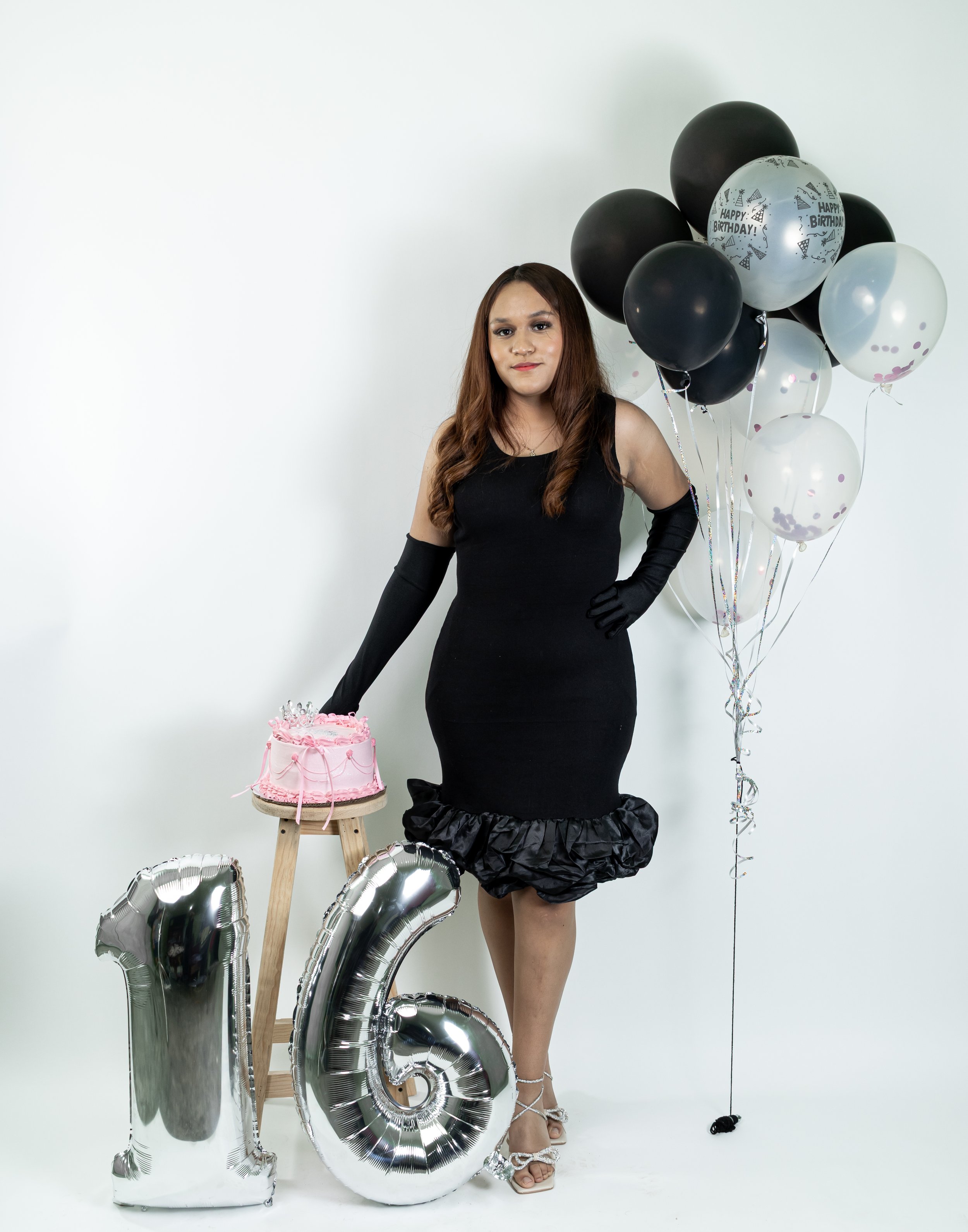 Cada elemento fue colocado para destacar los detalles visuales del evento: la textura del pastel, los brillos metálicos y la paleta de colores neutros con acentos rosados. La iluminación uniforme garantiza una imagen profesional y armoniosa.