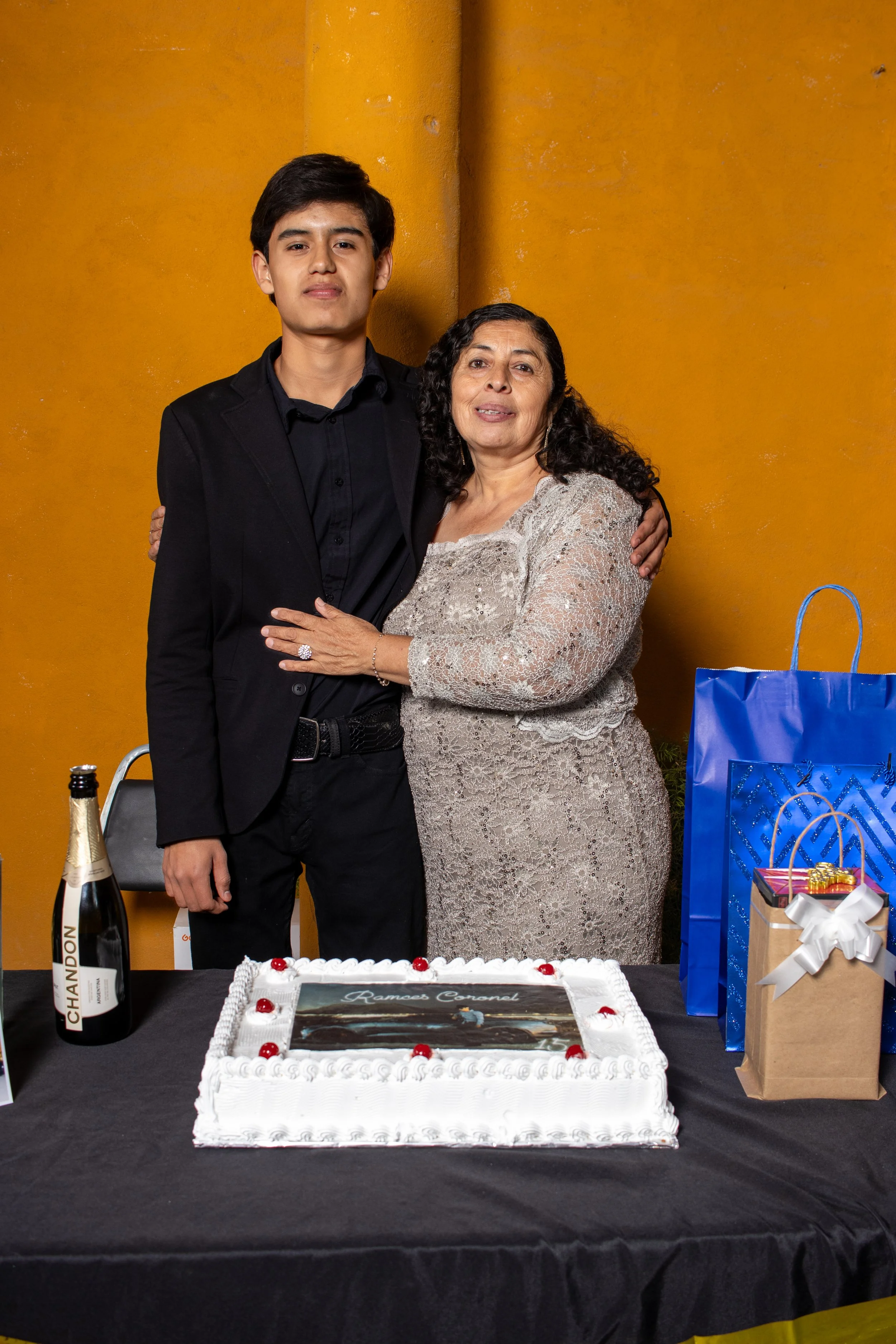 La iluminación y el encuadre se utilizan para reforzar el carácter simbólico del momento, destacando la alegría compartida.