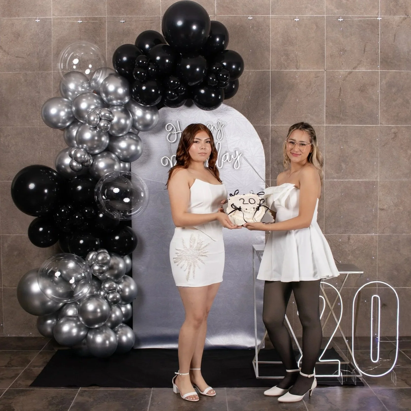 Retrato dual con la composición central y iluminación frontal suave, diseñada para equilibrar la piel natural.