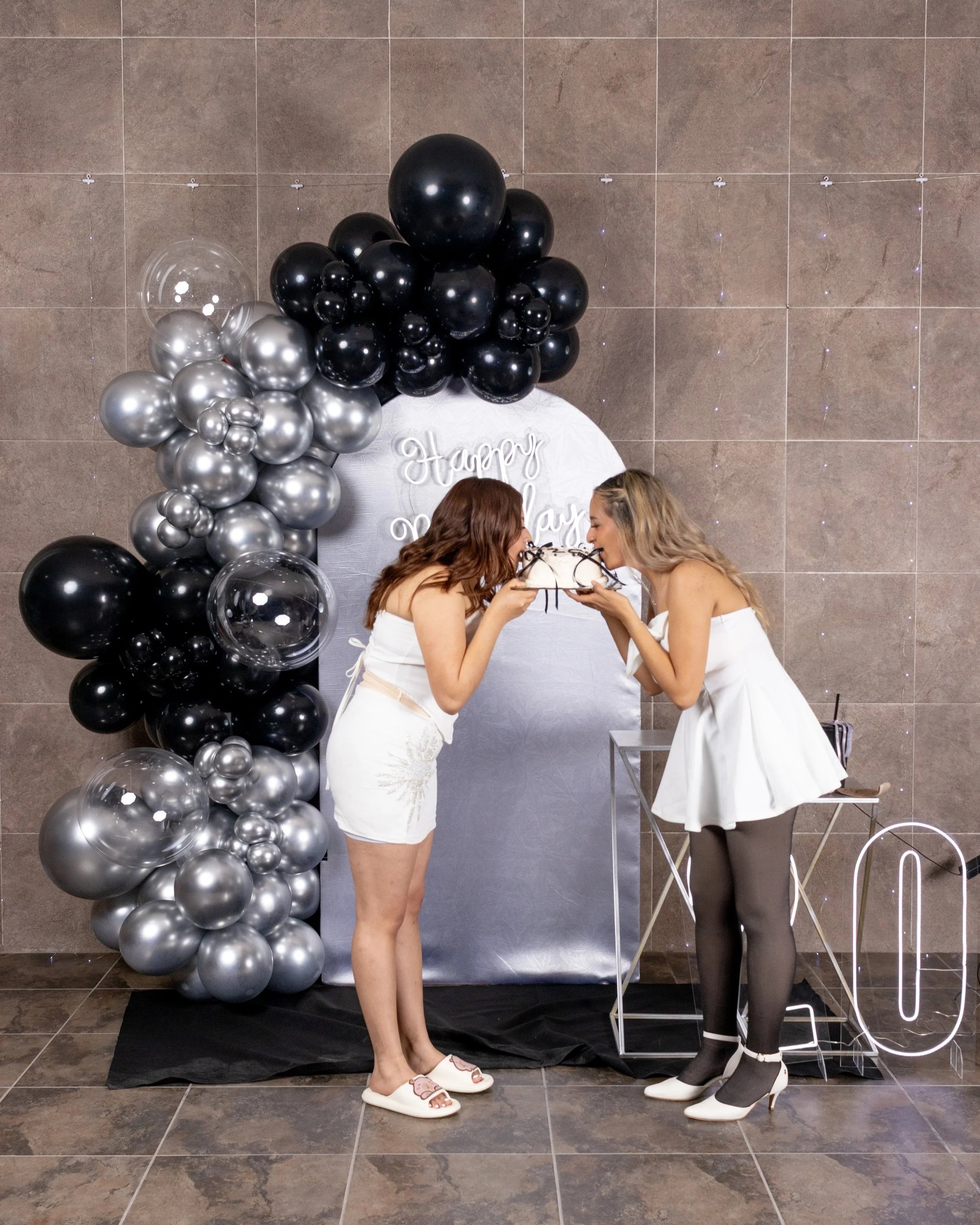 Capturamos una interacción natural durante la celebración. Se utilizó luz continua balanceada para mantener uniformidad y congelar el gesto sin perder naturalidad.