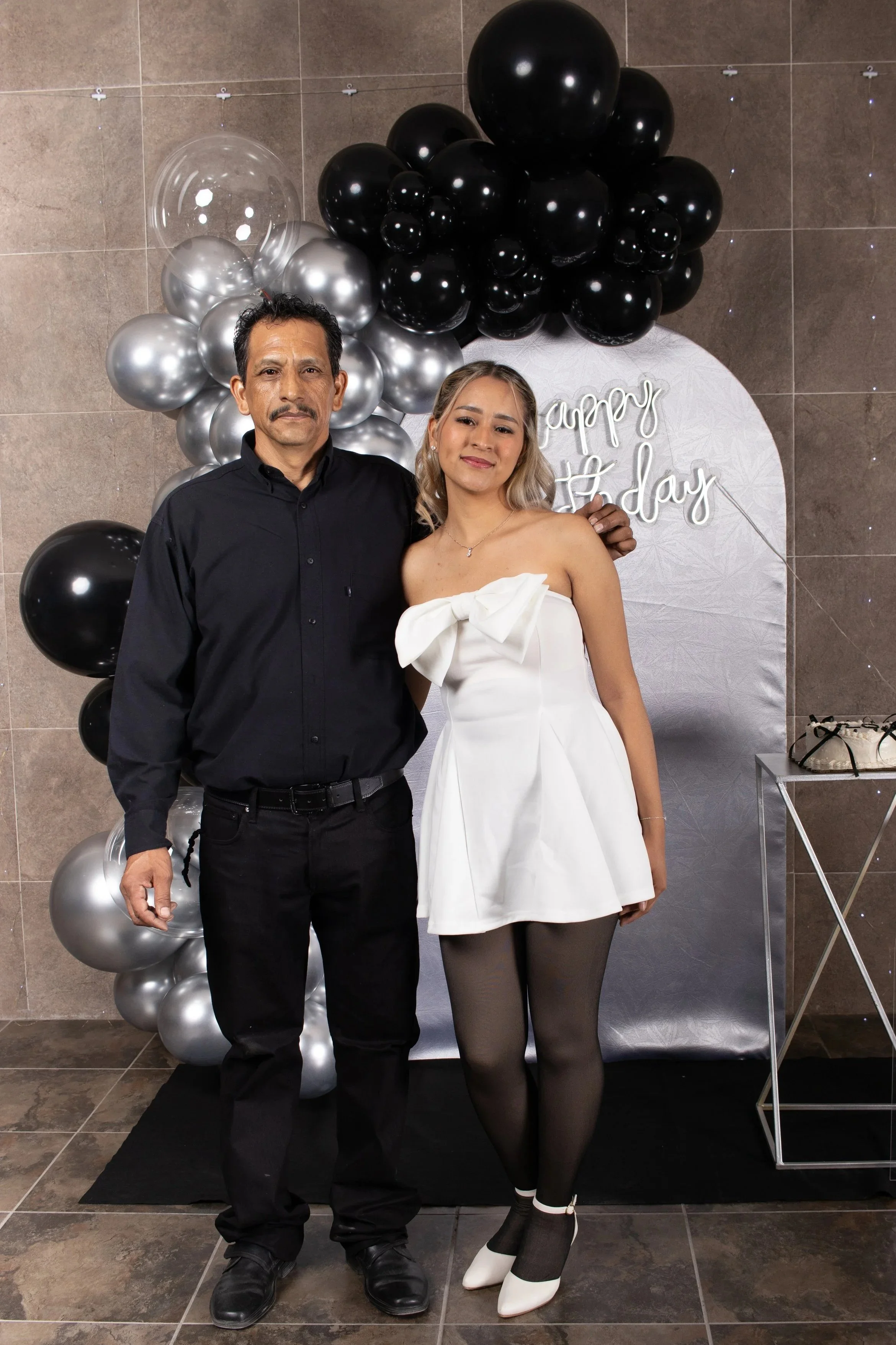 Composición clásica con luz principal frontal y relleno suave, pensada para retratos de recuerdo. Se prioriza la conexión emocional y la expresión natural de los protagonistas.