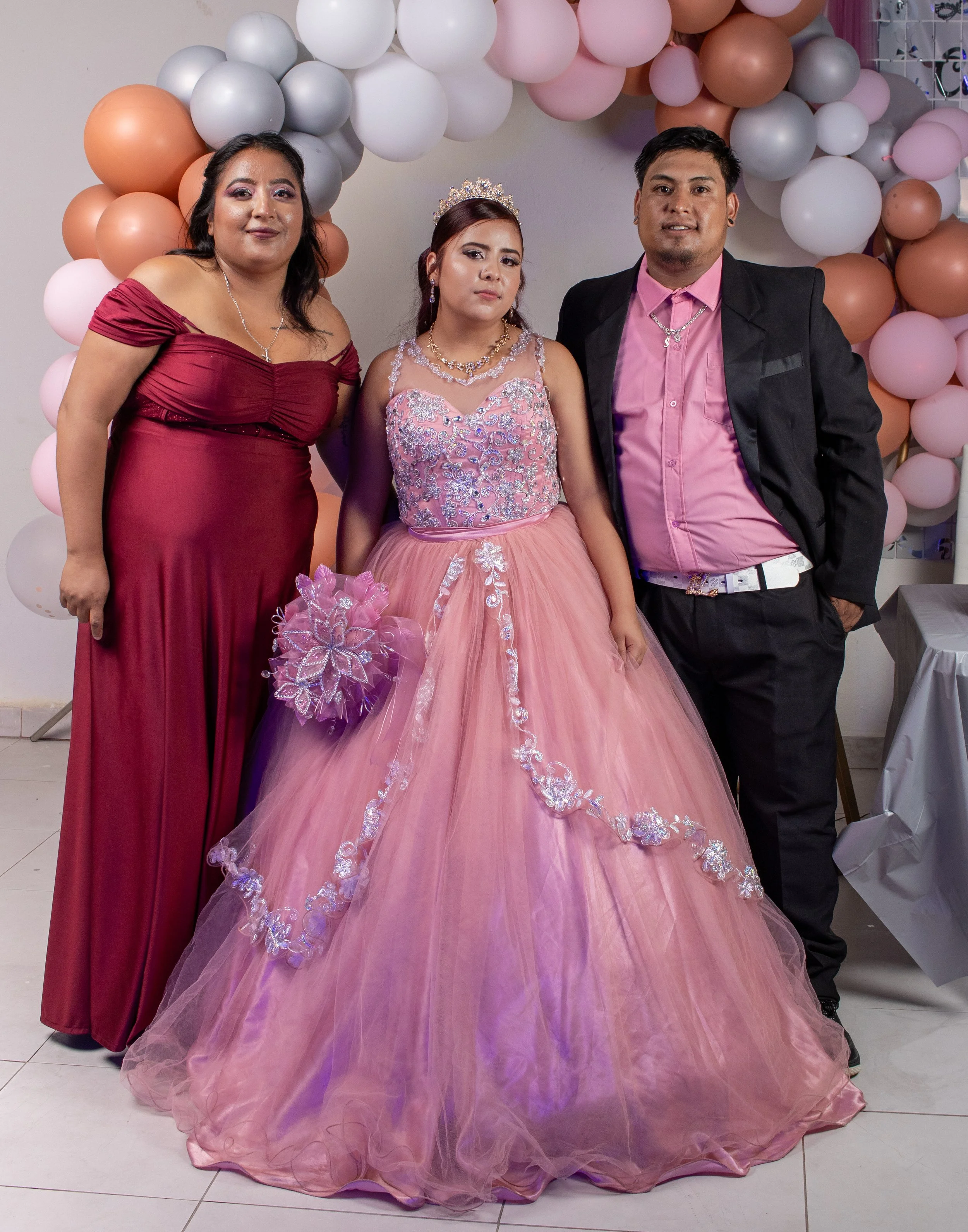 Buscamos reflejar conexión y orgullo familiar, con una iluminación equilibrada que realza la textura de los colores y transmite calidez en la composición.