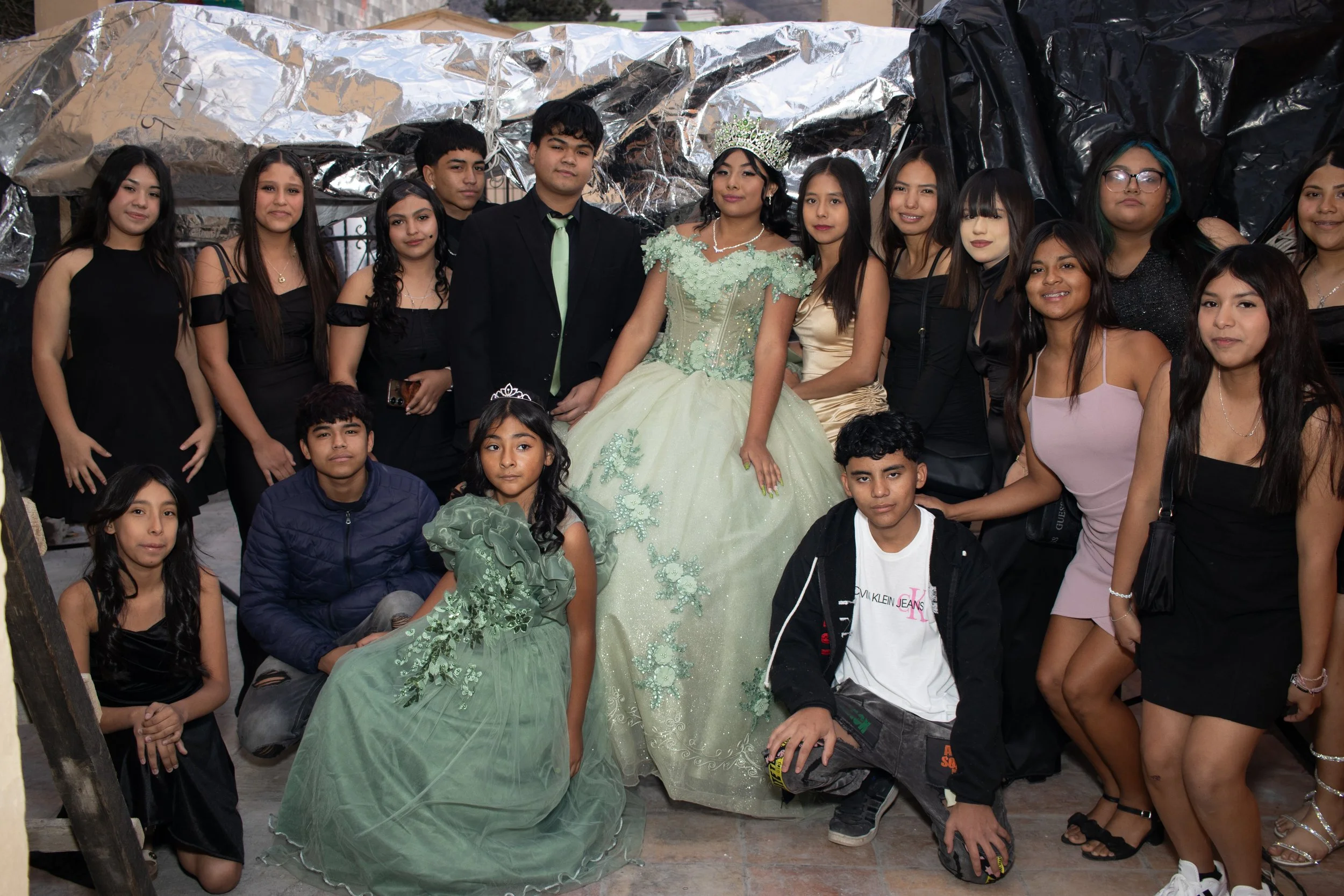 La imagen refleja convivencia, celebración y el entorno social que rodea el evento, manteniendo orden visual sin perder espontaneidad.