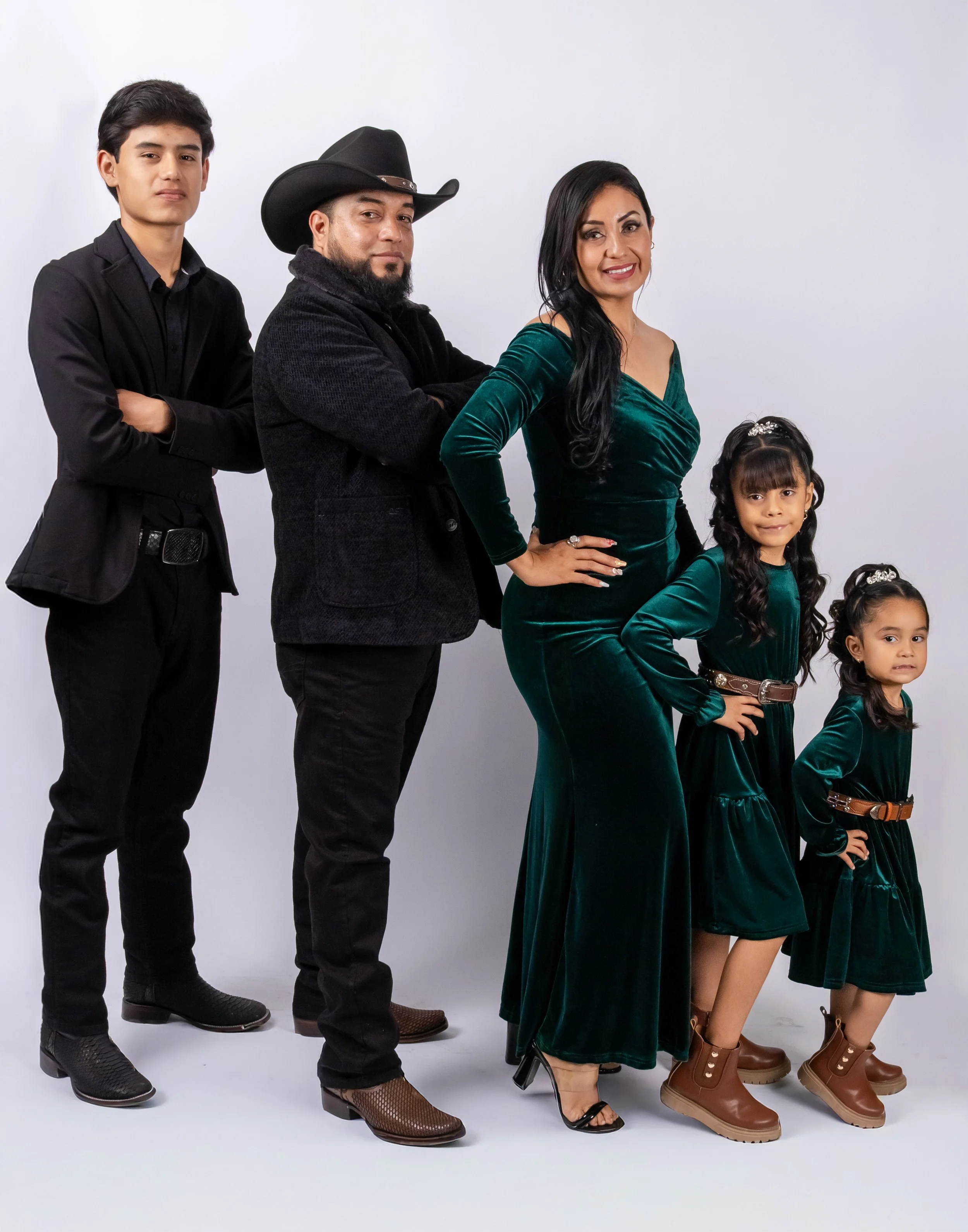 Creamos retratos familiares con dirección guiada, buscando equilibrio visual y armonía entre los integrantes, reflejando unión, orgullo y celebración en una imagen sólida y bien estructurada.