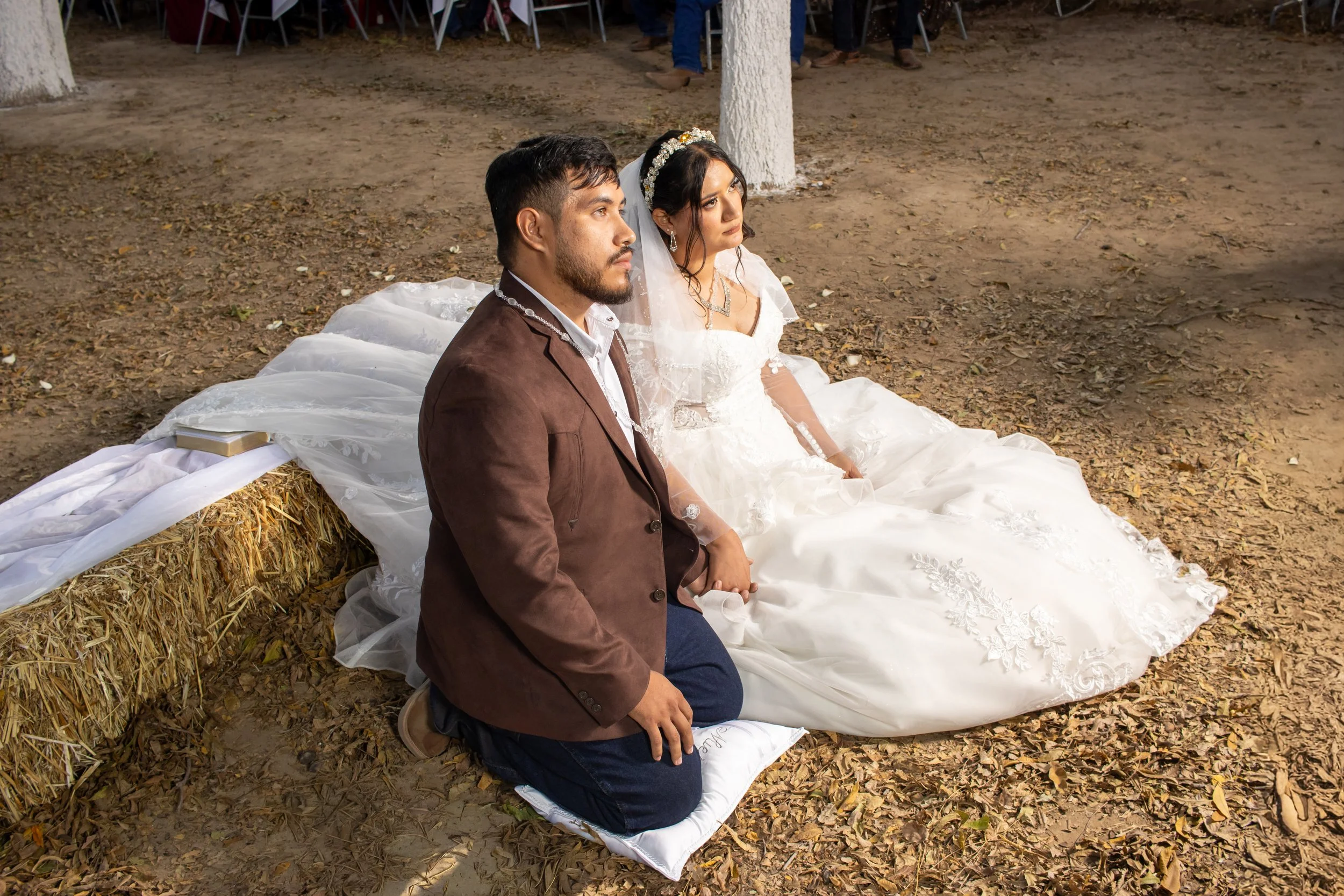 Captura documental con luz natural suave y enfoque selectivo, priorizando la emoción y el significado del momento. Buscamos preservar la solemnidad y la intimidad de esta escena, reflejando respeto y profundidad emocional.
