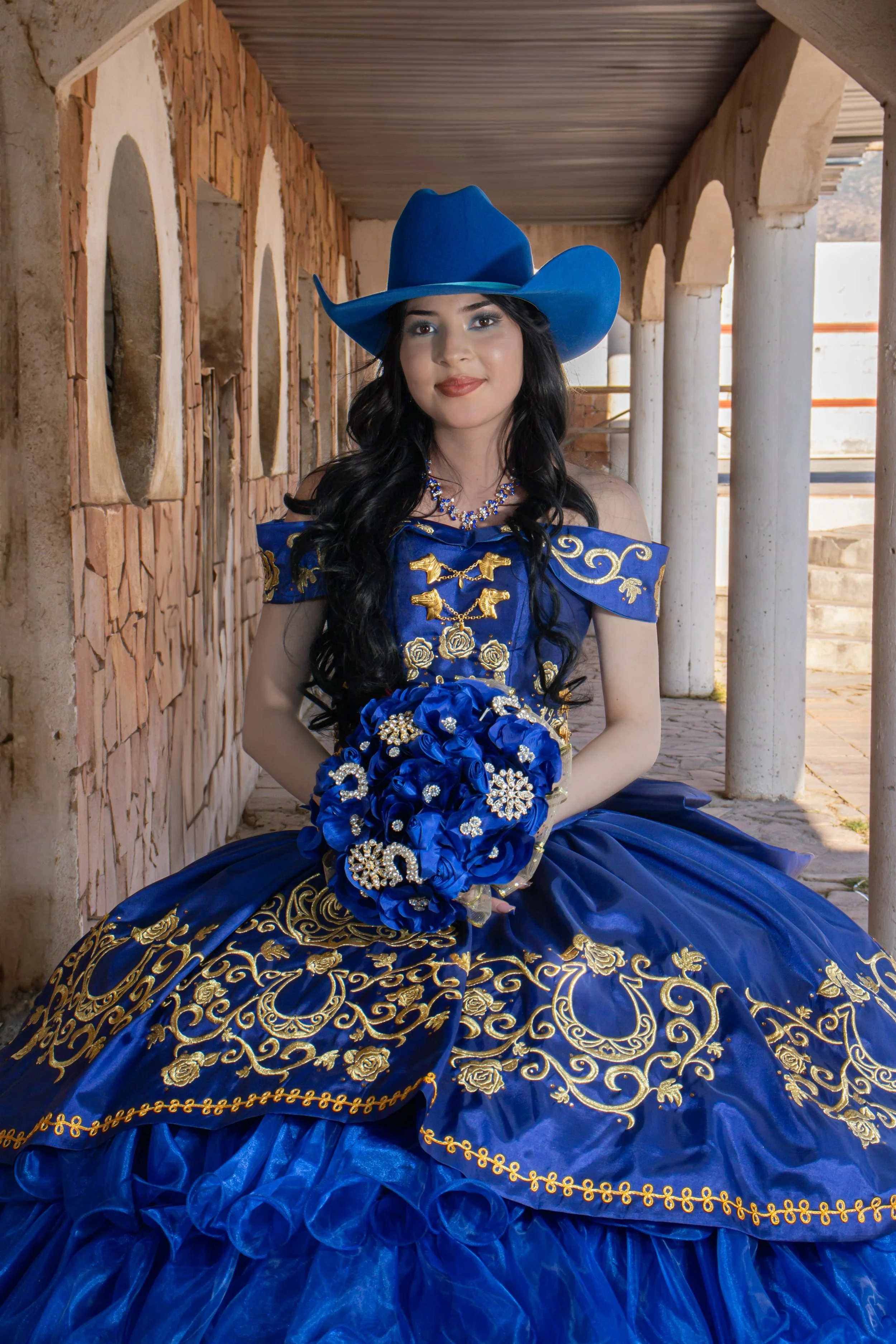 Aprovechamos líneas y arcos para dirigir la mirada al rostro. Iluminación controlada y balance de blancos cálido para destacar piel, bouquet y texturas del vestido.