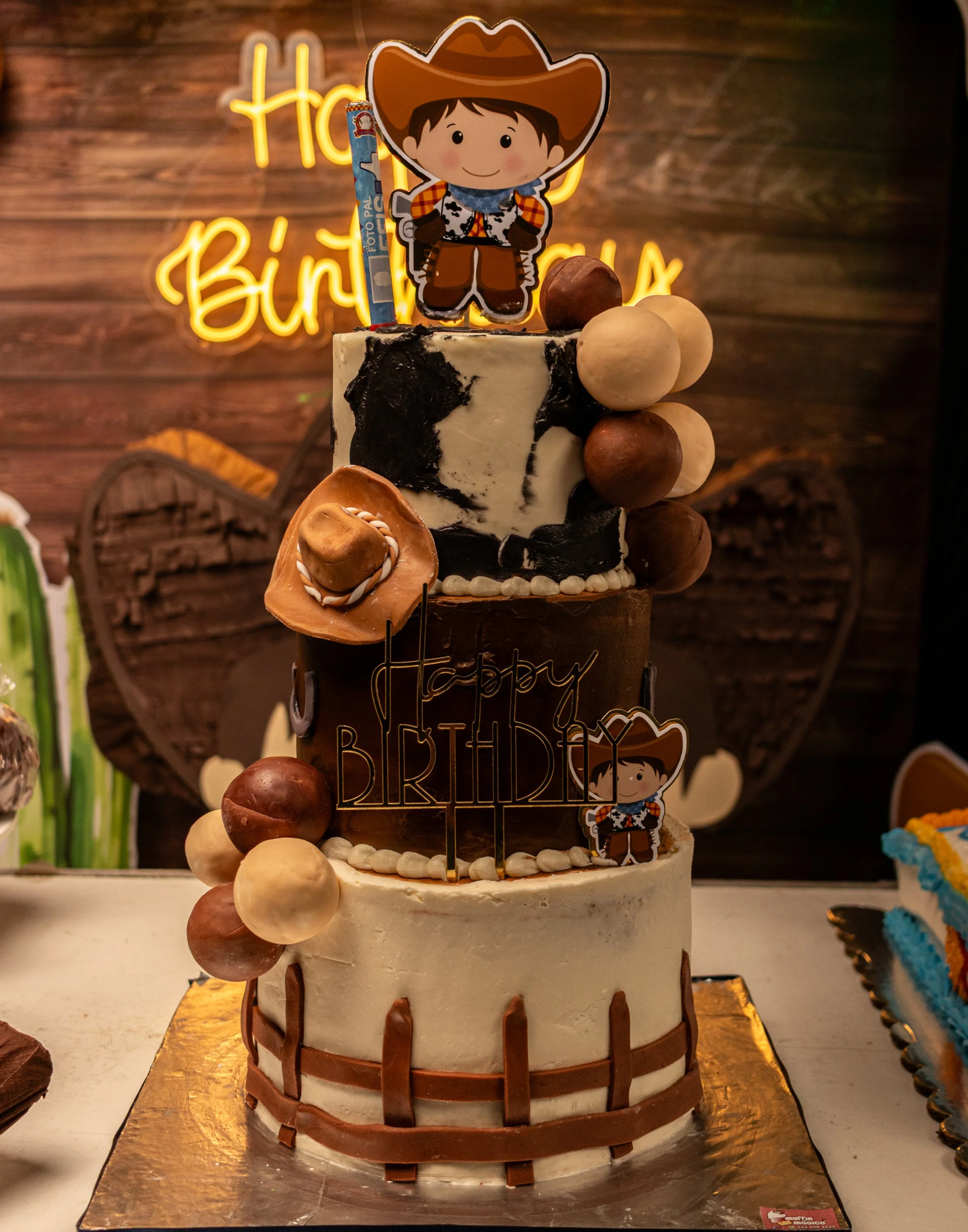 Realizamos una toma de producto con iluminación dirigida para destacar texturas, colores y detalles del pastel principal del evento con temática western.