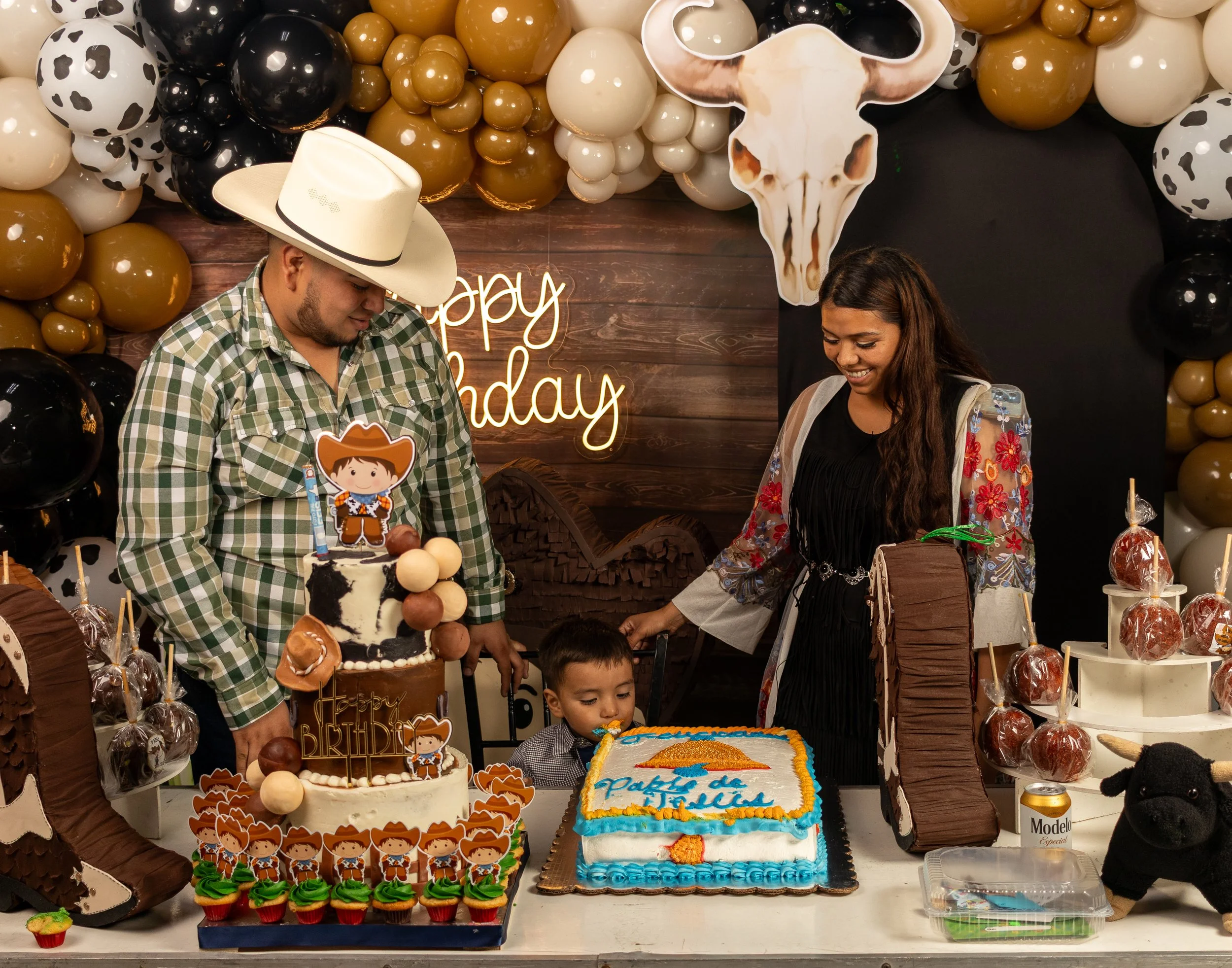 Construimos una escena amplia de la mesa principal, equilibrando luces y fondos para registrar decoración, postres y el instante de morder el pastel.