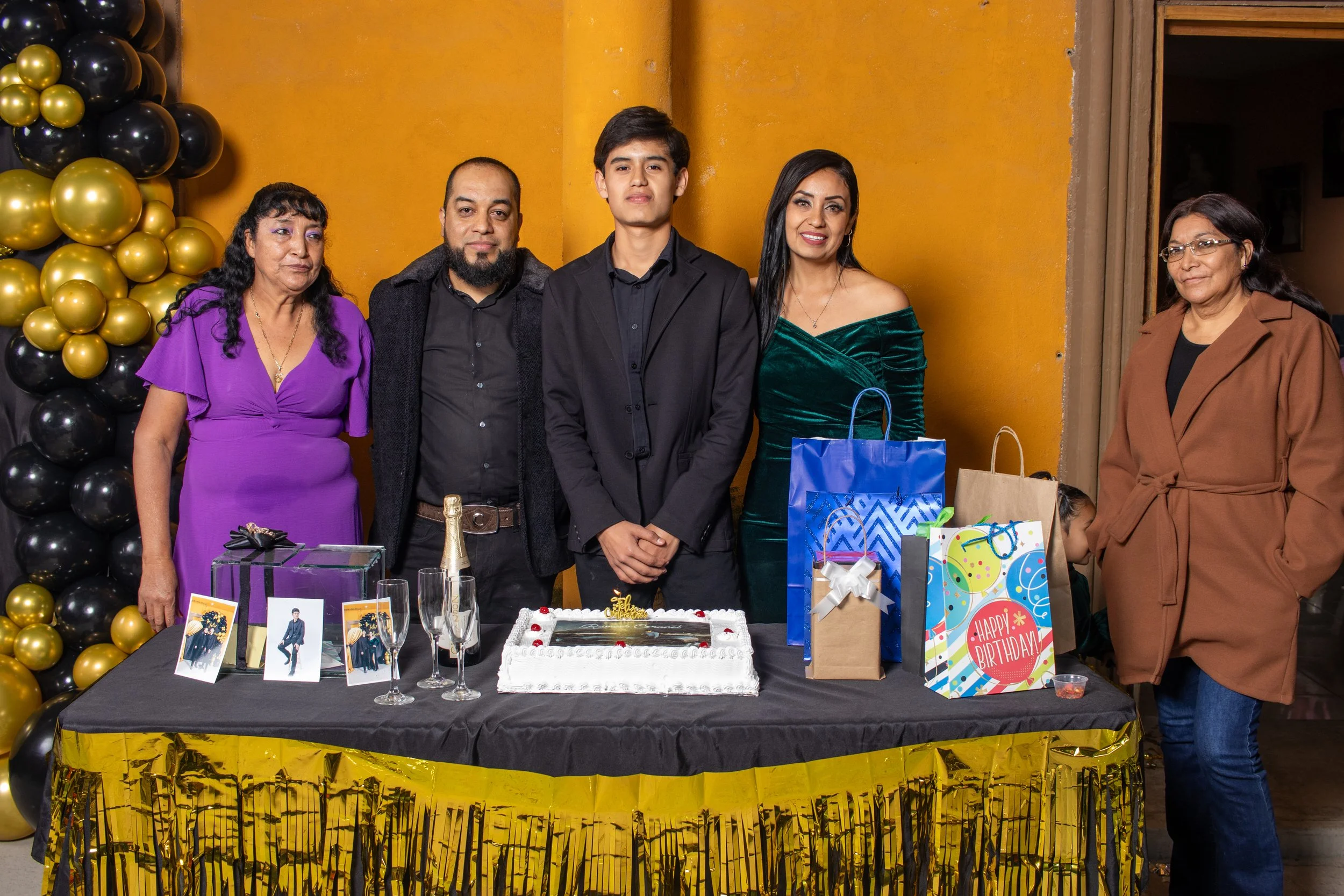 Cada detalle cuenta una parte de la historia; por eso capturamos los elementos decorativos y momentos secundarios que complementan la narrativa completa del evento.