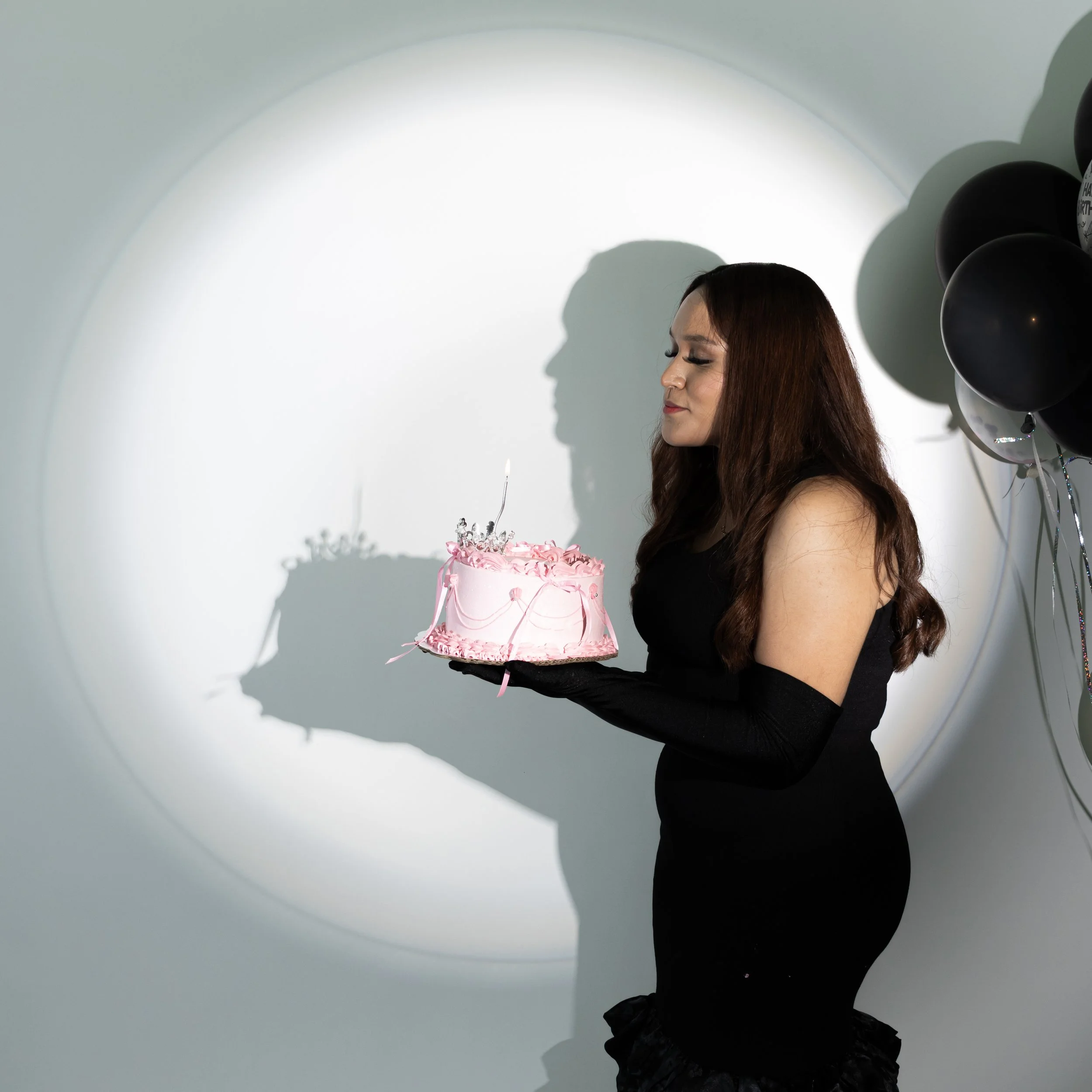 La sombra proyectada añade dramatismo y profundidad a la escena, convirtiéndola en una toma con identidad cinematográfica y un tono más íntimo.