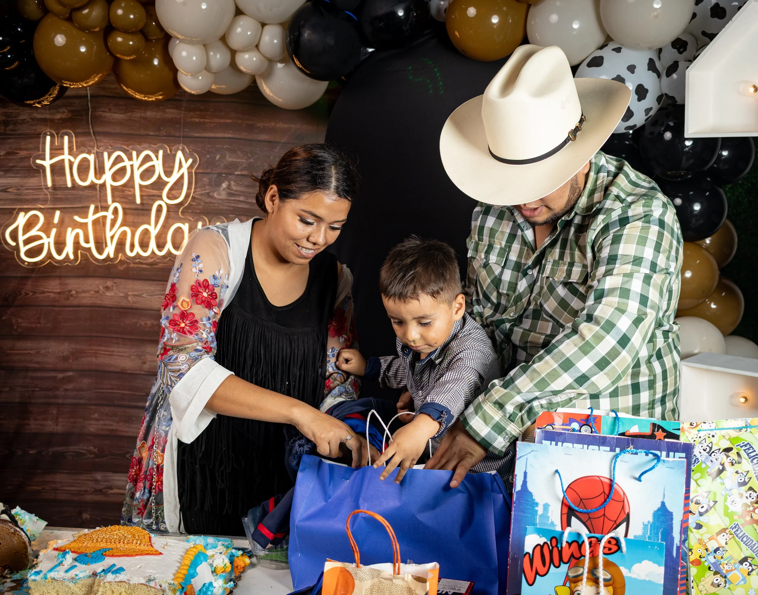 Narramos la interacción familiar durante los regalos, priorizando gestos espontáneos y manos en movimiento para conservar la naturalidad del momento.